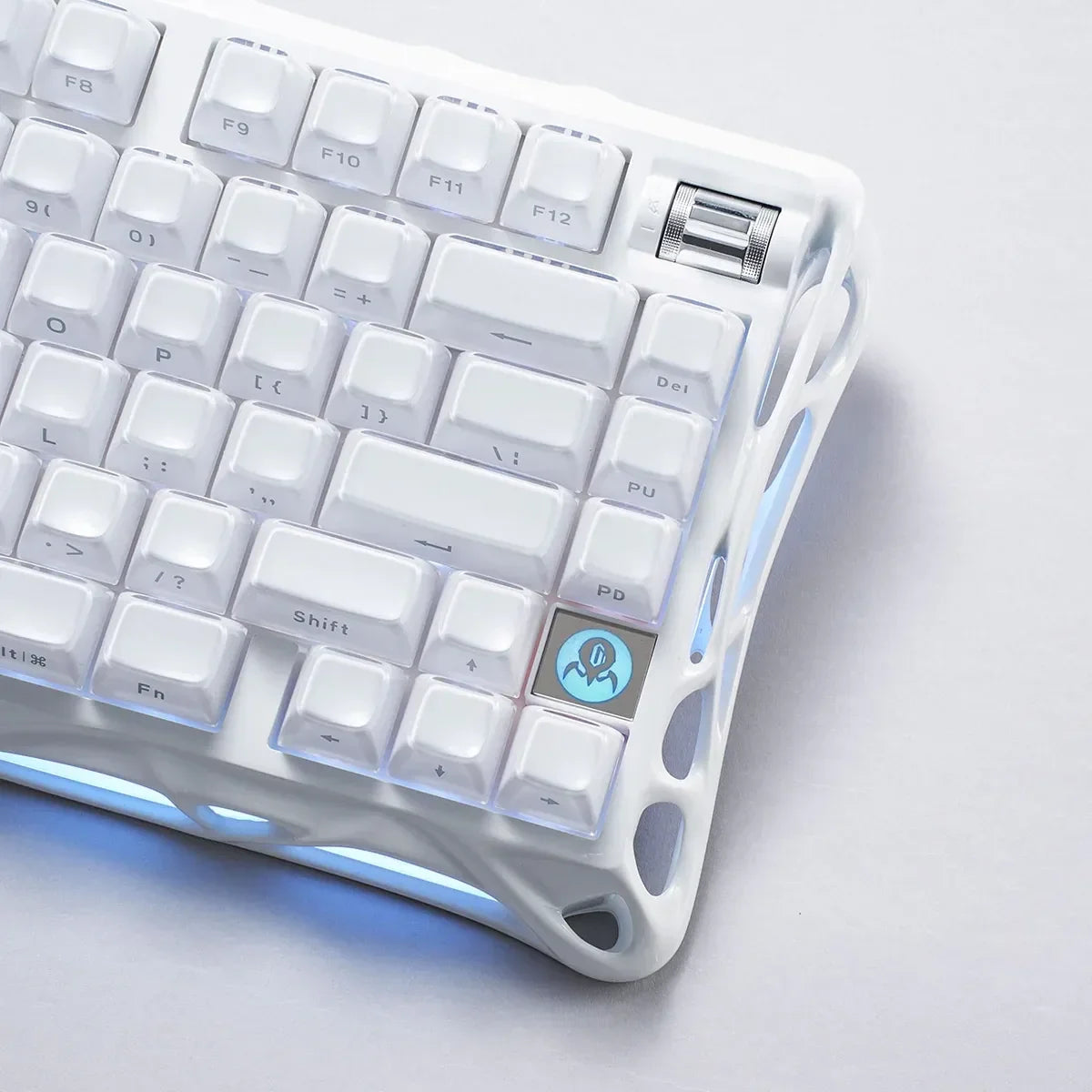 Biała klawiatura mechaniczna z RGB, personalizowalna, idealna do home office i desk setupu