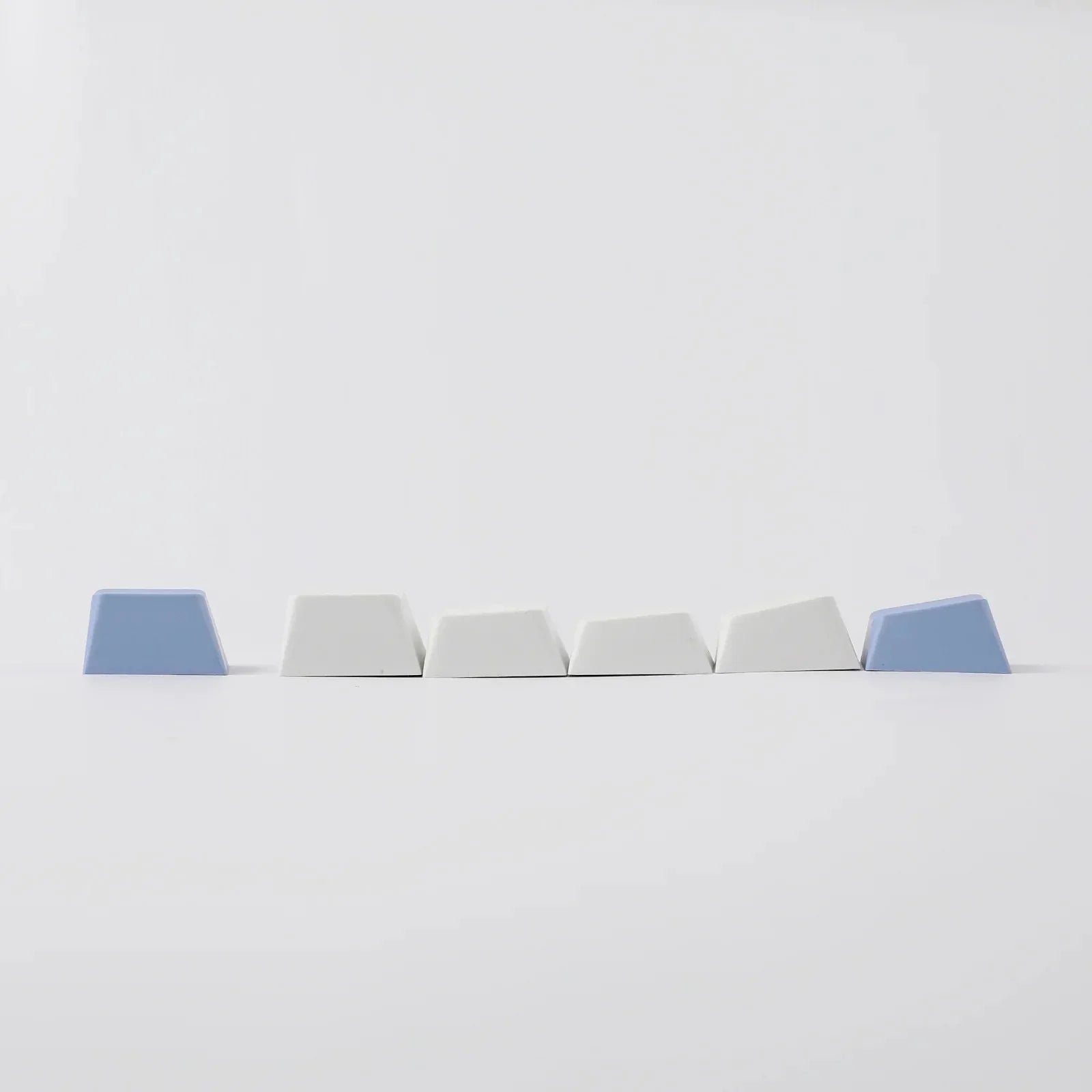 Białe i niebieskie keycapy do klawiatury mechanicznej, idealne do personalizacji desk setupu