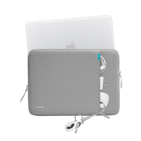 Szara torba na laptopa z kablem i akcesoriami, idealna do home office i desk setupu