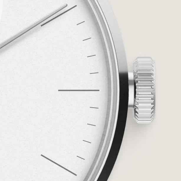 Minimalistyczny zegarek z białą tarczą i srebrnym koronkiem – elegancki akcesorium do home office