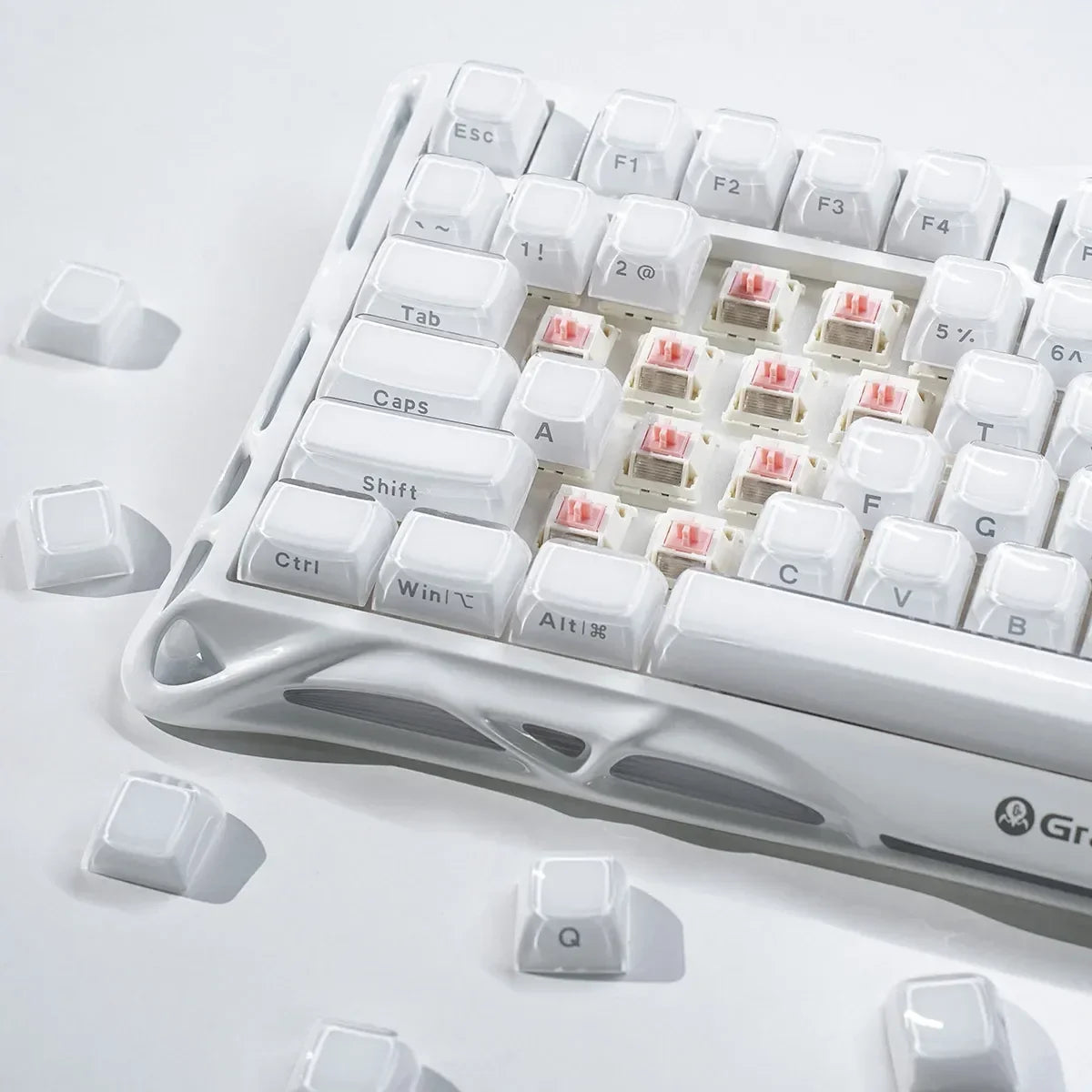Biała klawiatura mechaniczna z różowymi switchami i keycapami, idealna do personalizacji desk setupu