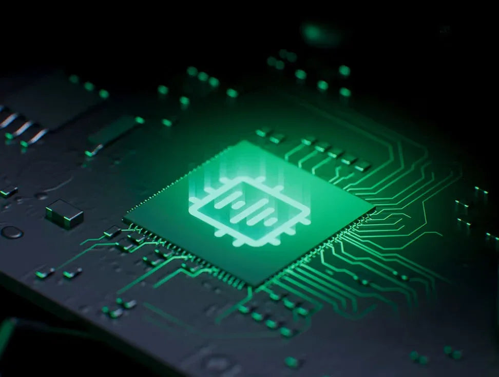 Zielony procesor na płycie głównej z podświetleniem LED, idealny dla wydajnych klawiatur mechanicznych i setupu biurowego.