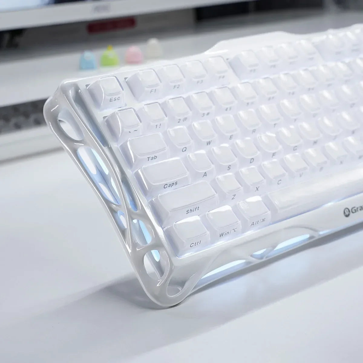 Biała klawiatura mechaniczna z podświetleniem RGB, idealna do home office i personalizacji desk setupu