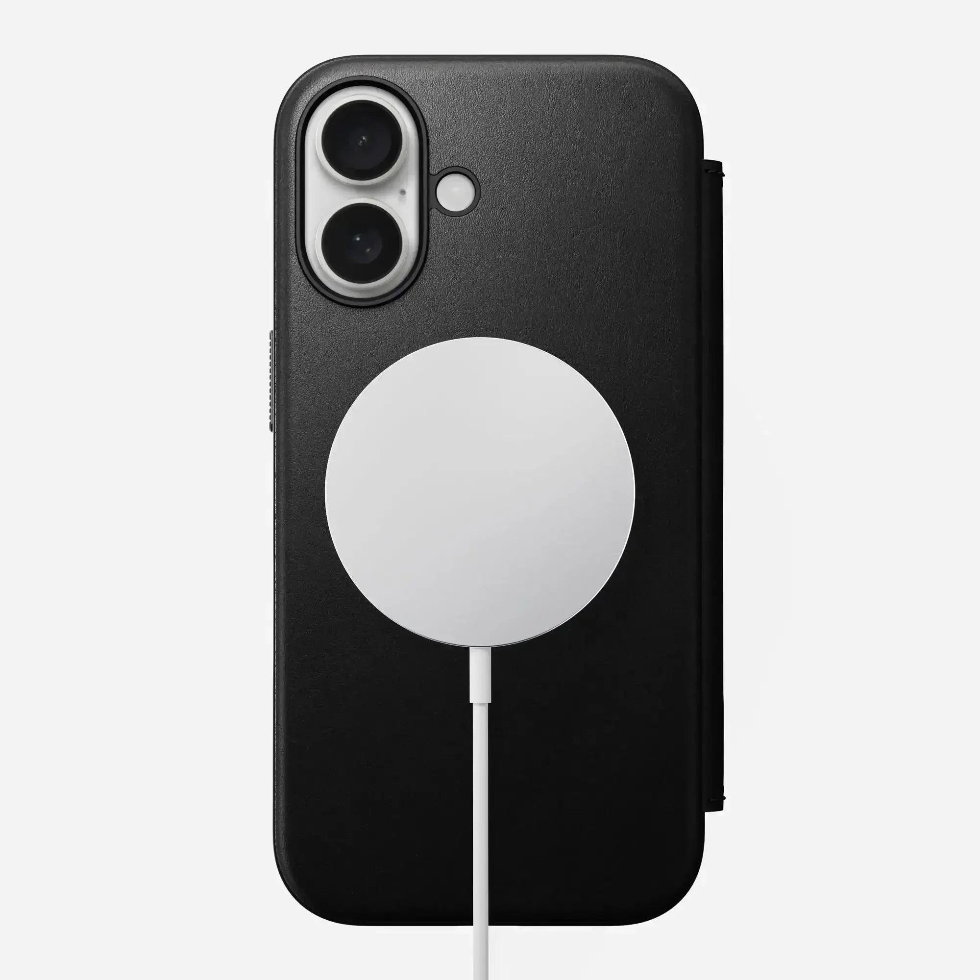 Czarny iPhone z etui i ładowarką MagSafe, widok z tyłu, ładowanie bezprzewodowe
