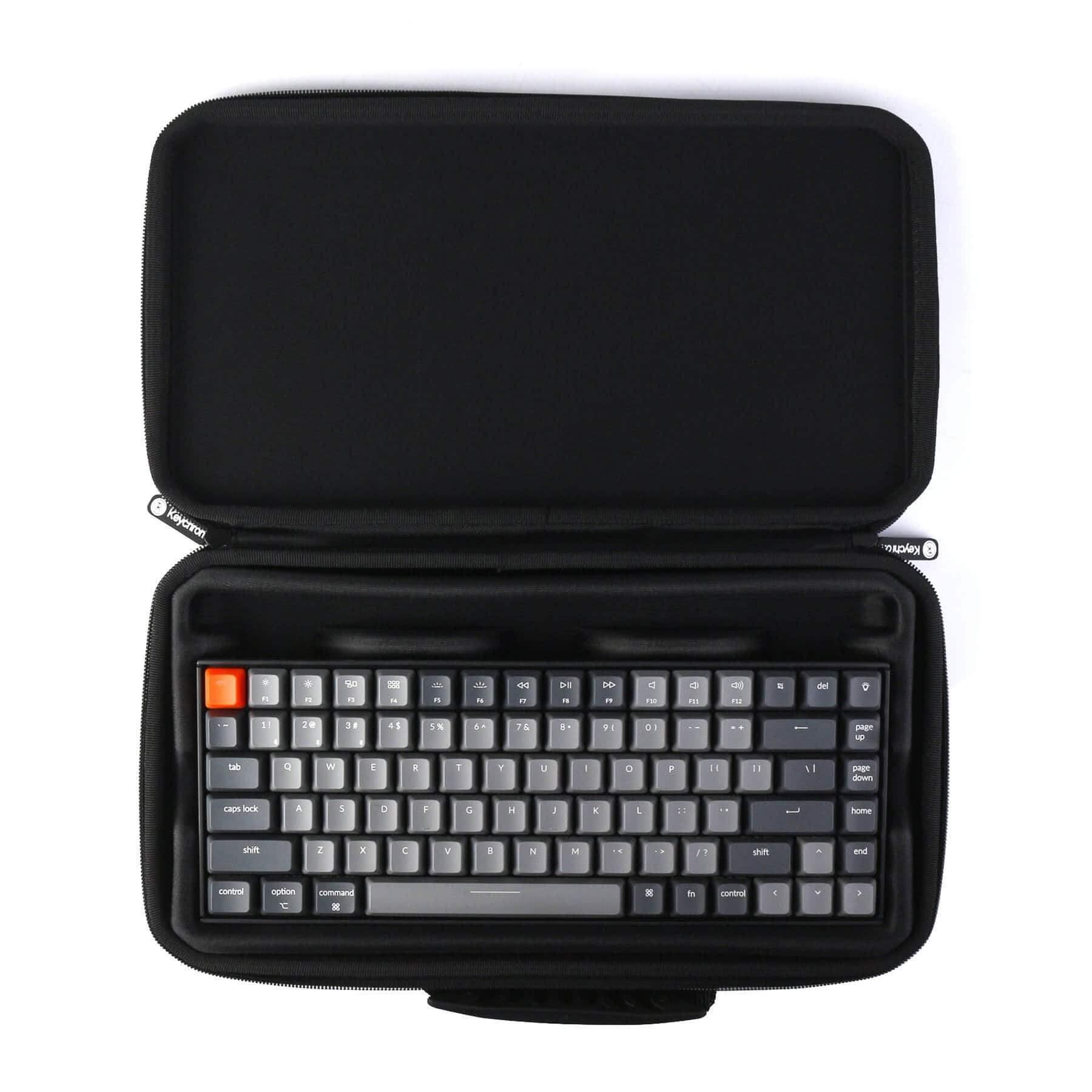 Klawiatura mechaniczna w sztywnym etui ochronnym, biurowe akcesoria do desk setupu.
