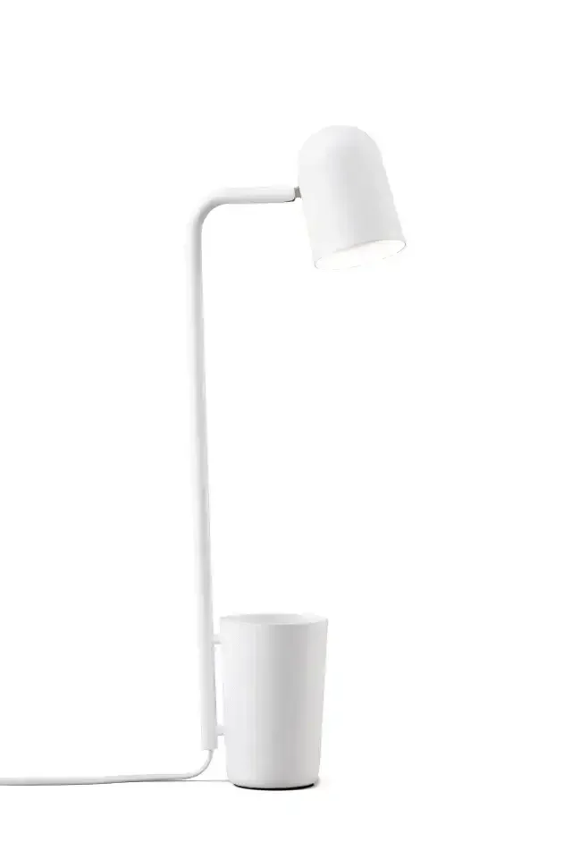 Biała minimalistyczna lampa biurkowa, o nowoczesnym designie, idealna do home office