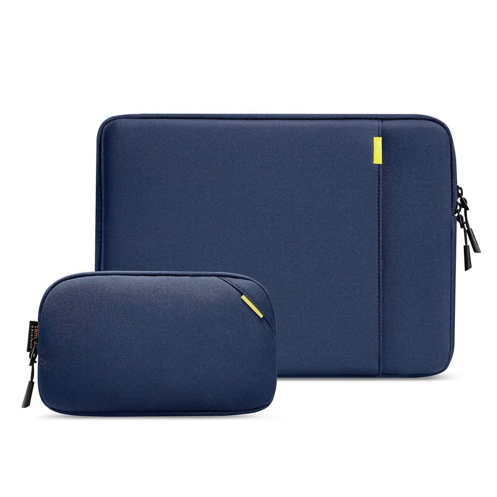 Granatowy pokrowiec na laptopa i etui na akcesoria, minimalistyczne, biurowe akcesoria.