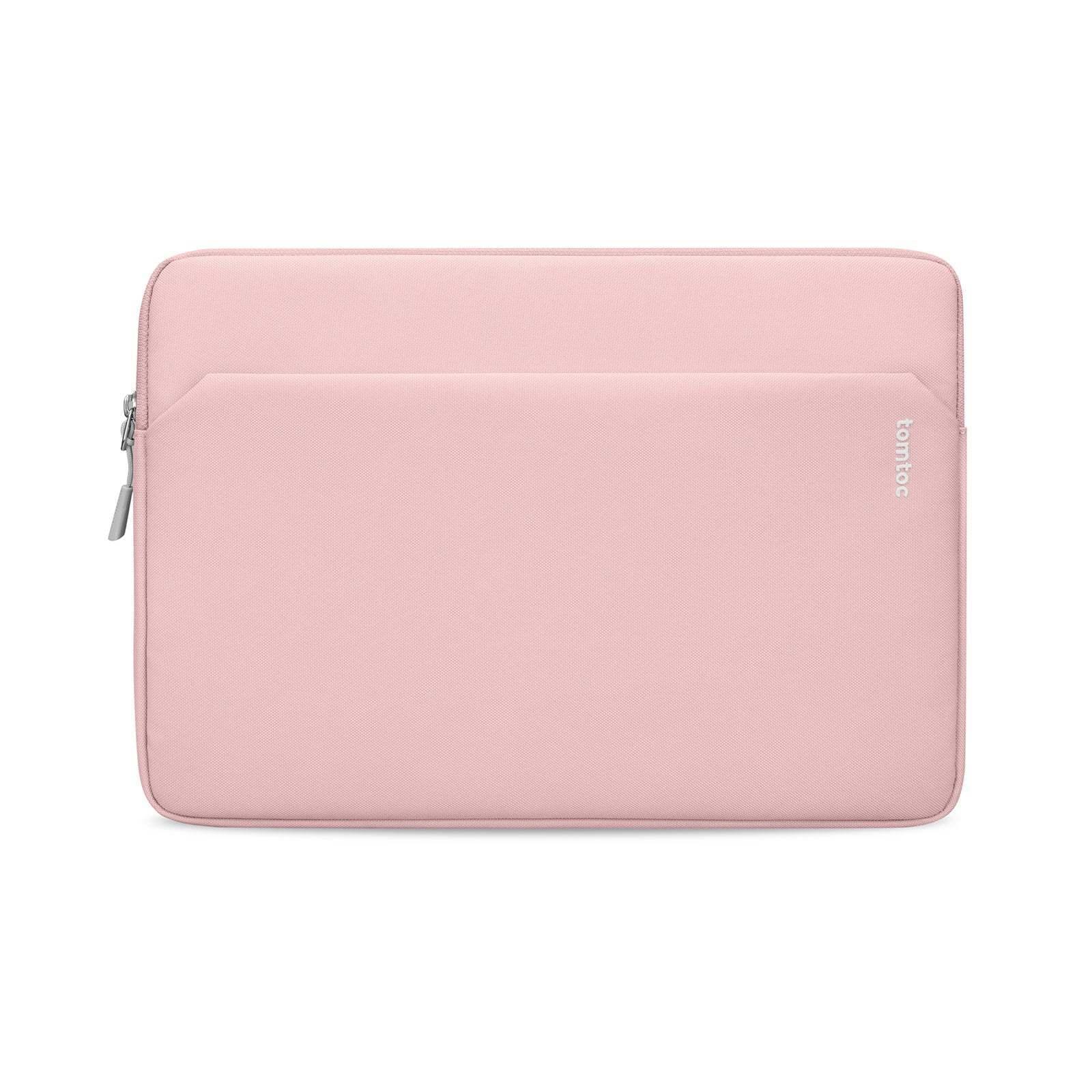 Różowe etui na laptopa z kieszenią i zamkiem, minimalistyczny design, akcesoria biurowe.