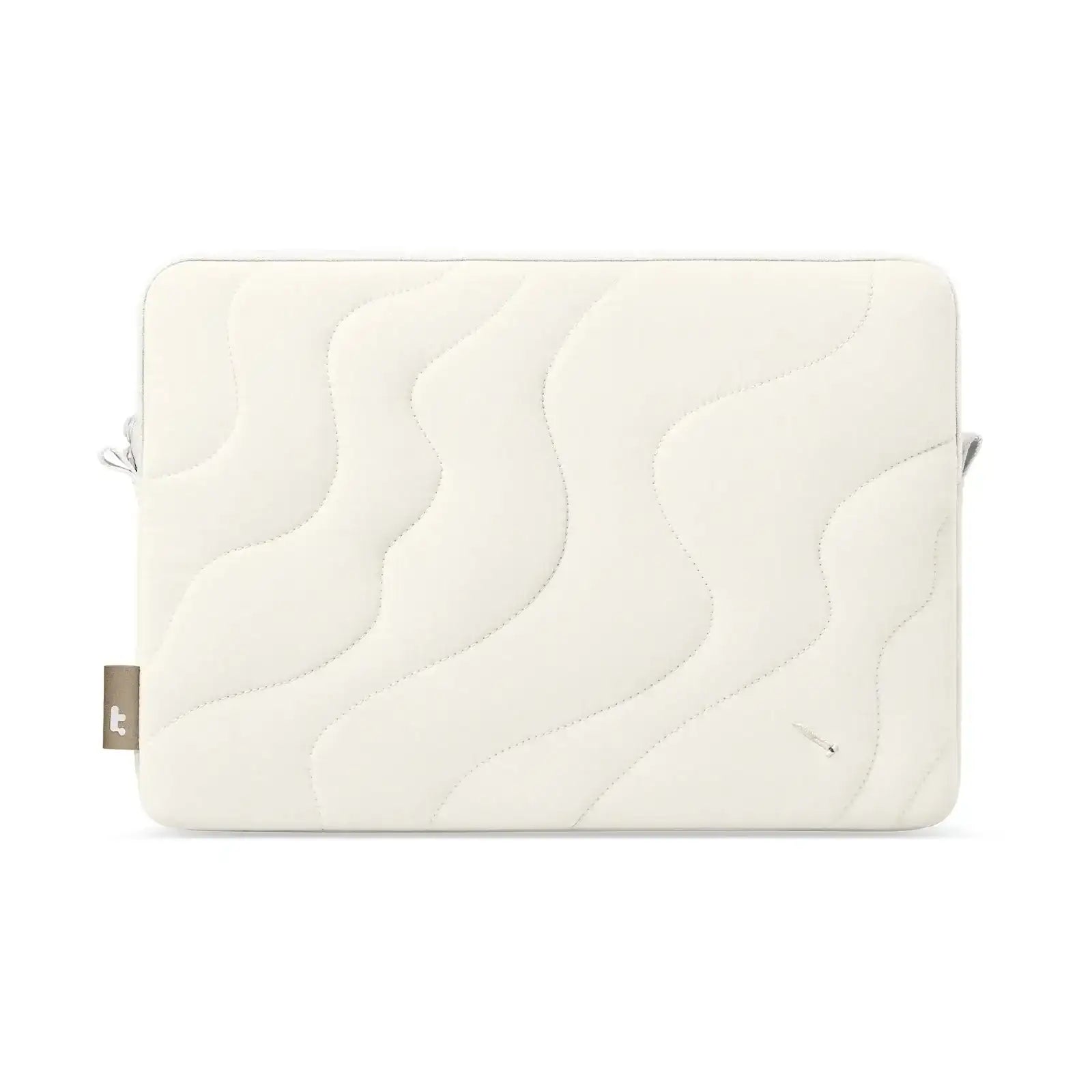 Biała pikowana torba na laptopa, minimalistyczny wzór, eleganckie akcesorium biurowe.
