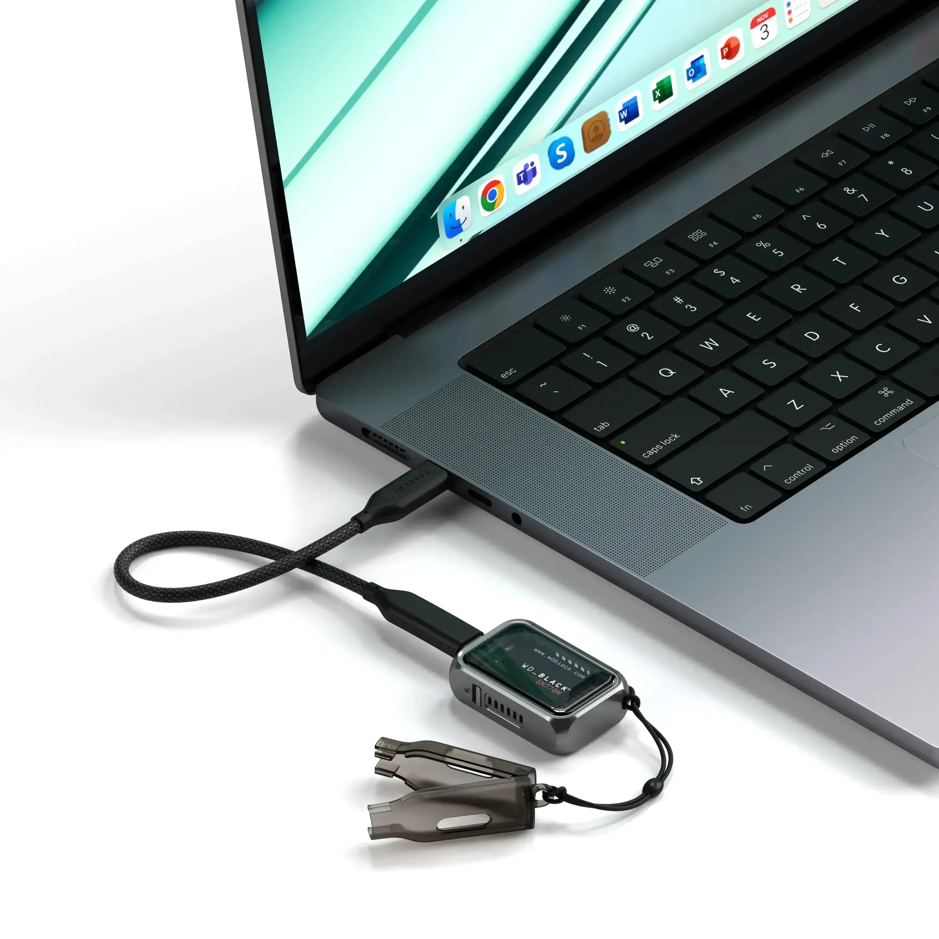 Mini obudowa SSD NVMe podłączona do laptopa, nowoczesny zestaw biurowy