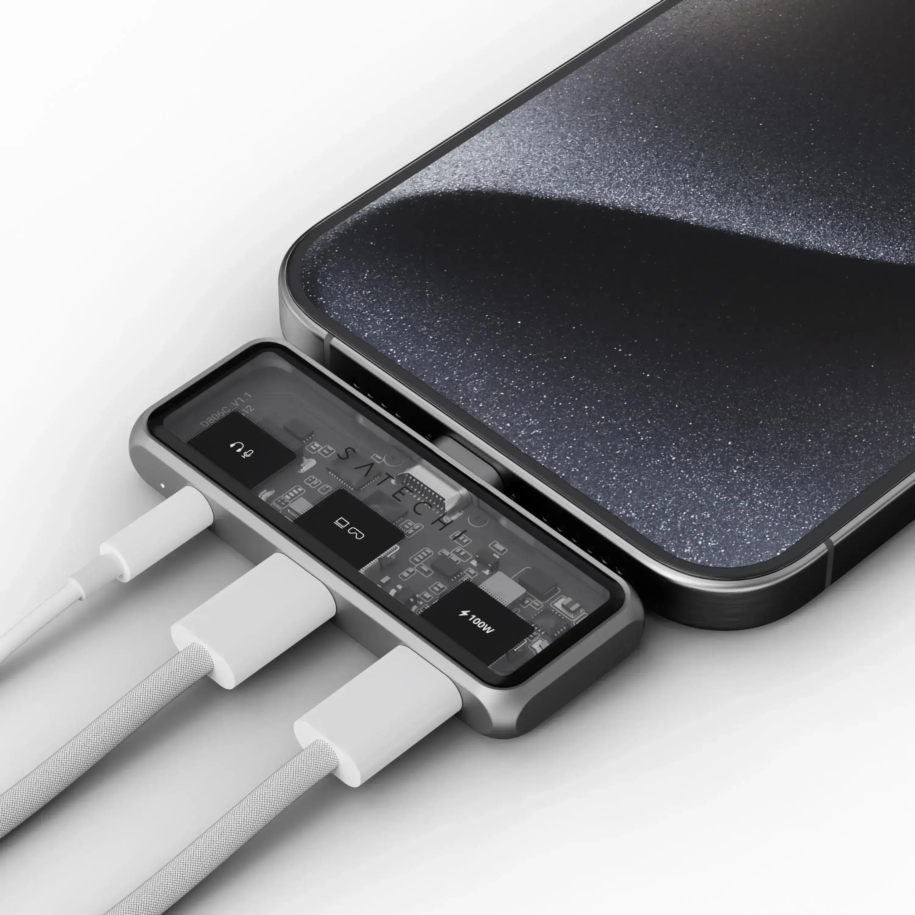Nowoczesny hub USB-C podłączony do smartfona, trzy przewody, elegancki design biurowy