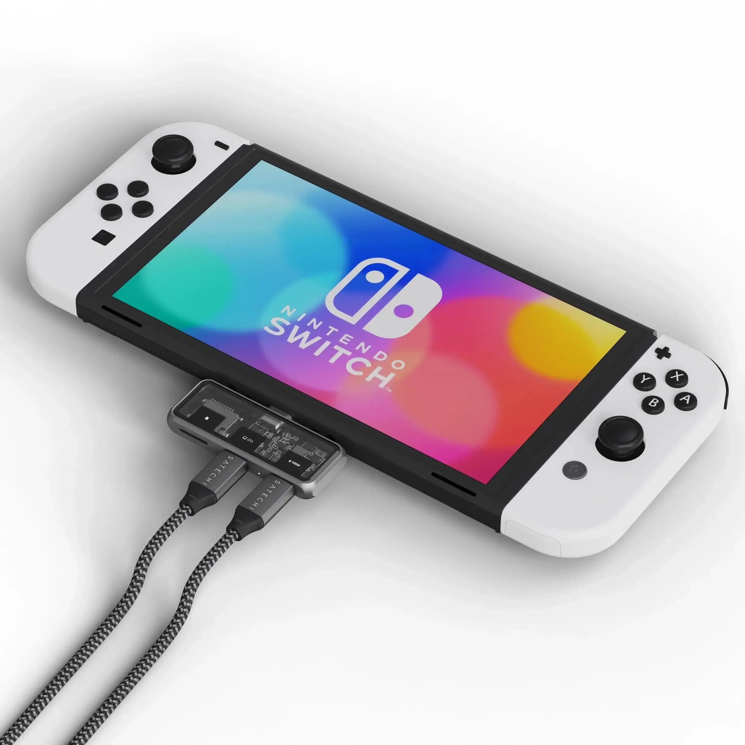 Stacja dokująca USB-C z microSD podłączona do konsoli Nintendo Switch, dwa kable wpięte