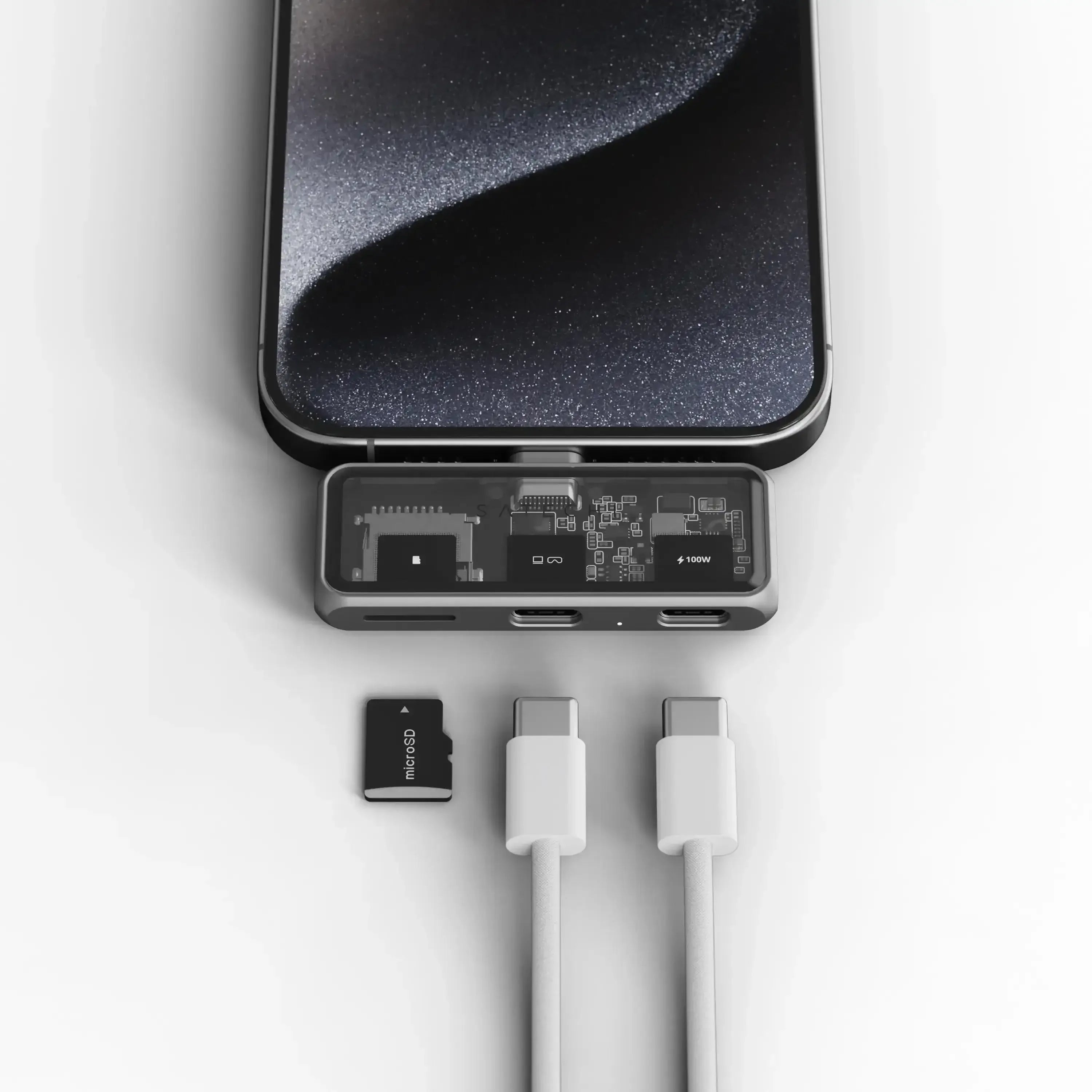 Stacja dokująca USB-C z czytnikiem microSD, dwoma kablami i smartfonem na białym tle