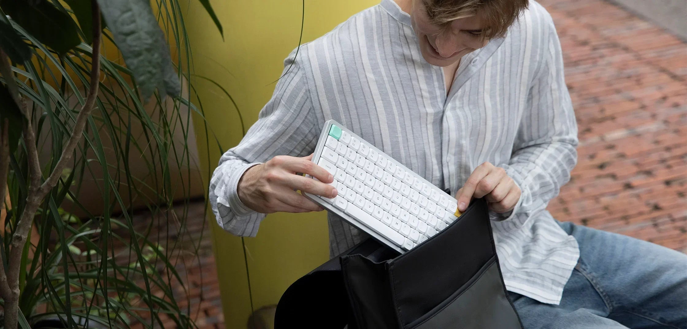 Biała klawiatura mechaniczna w torbie, idealna do Home Office i personalizacji