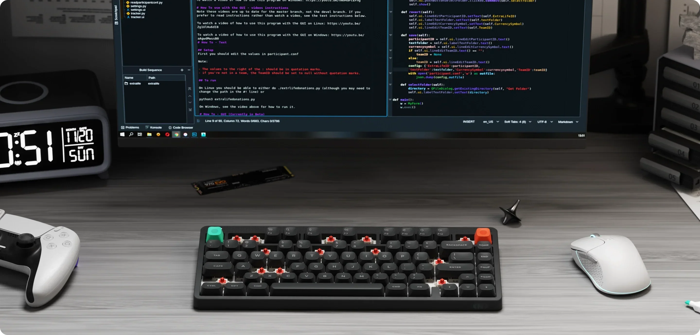 Mechaniczna klawiatura z czerwonymi switchami i personalizowanymi keycapami na biurku z monitorem i myszką