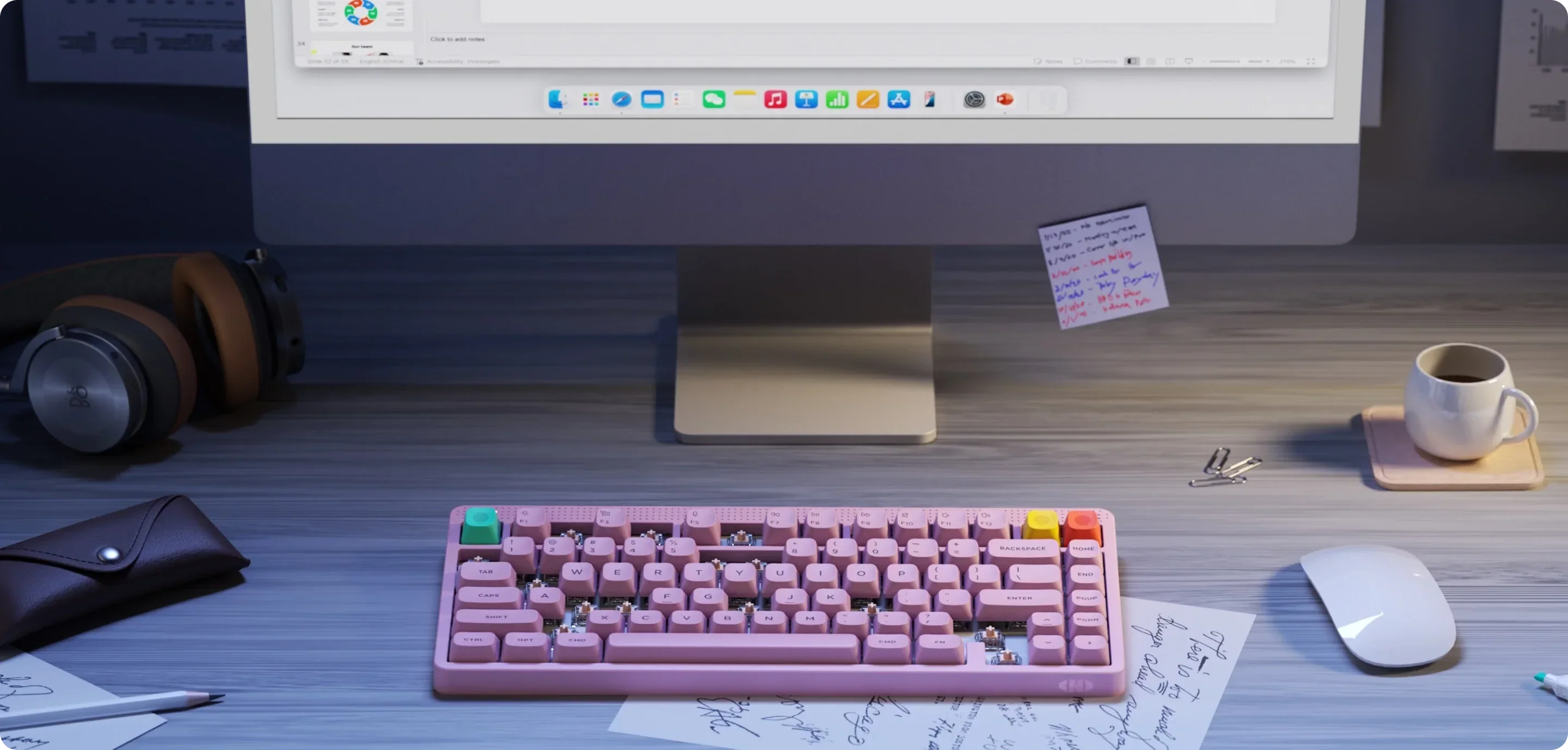 Różowa klawiatura mechaniczna na biurku z monitorem, słuchawkami i akcesoriami do Home Office