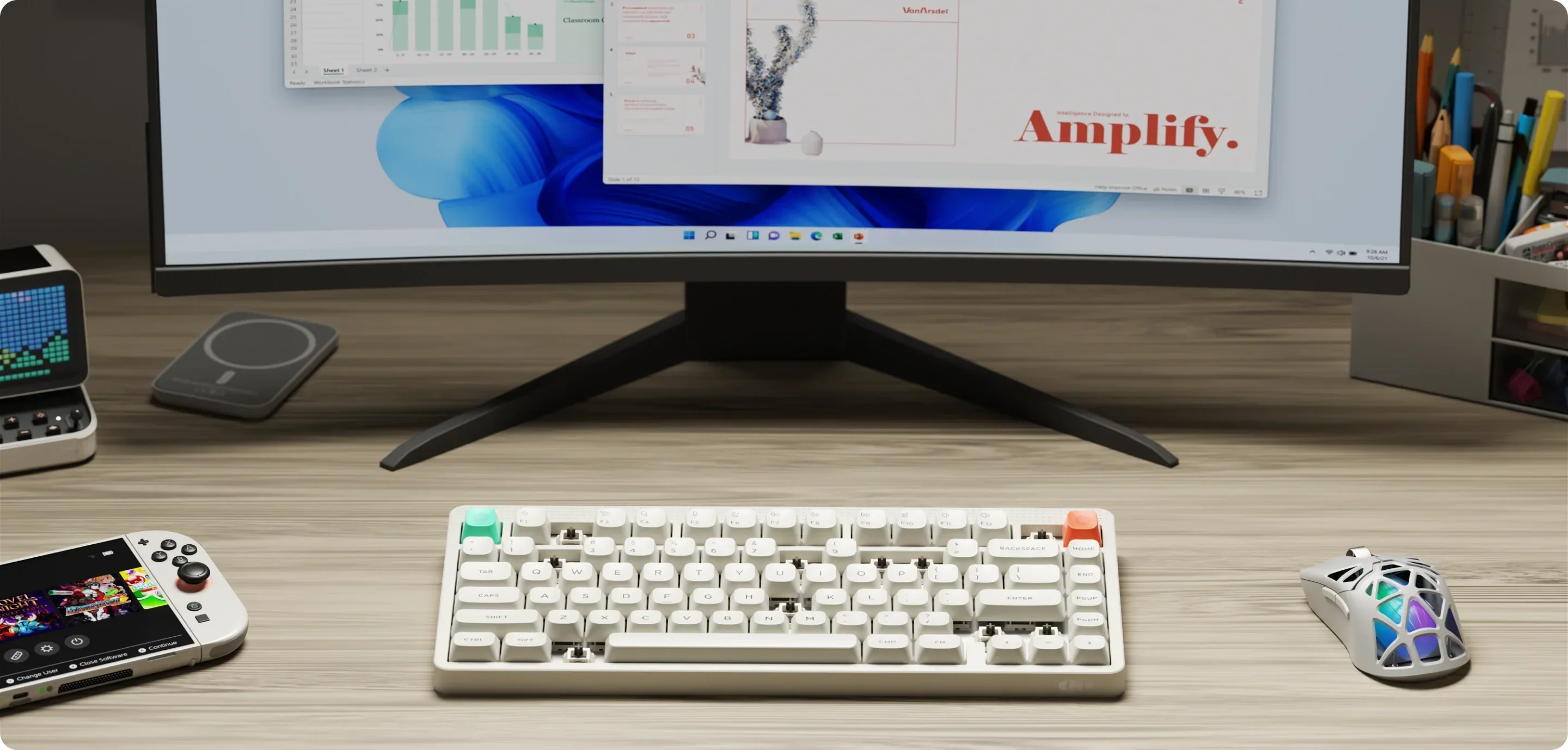 Biała klawiatura mechaniczna z kolorowymi keycapami, mysz RGB i monitor na biurku Home Office