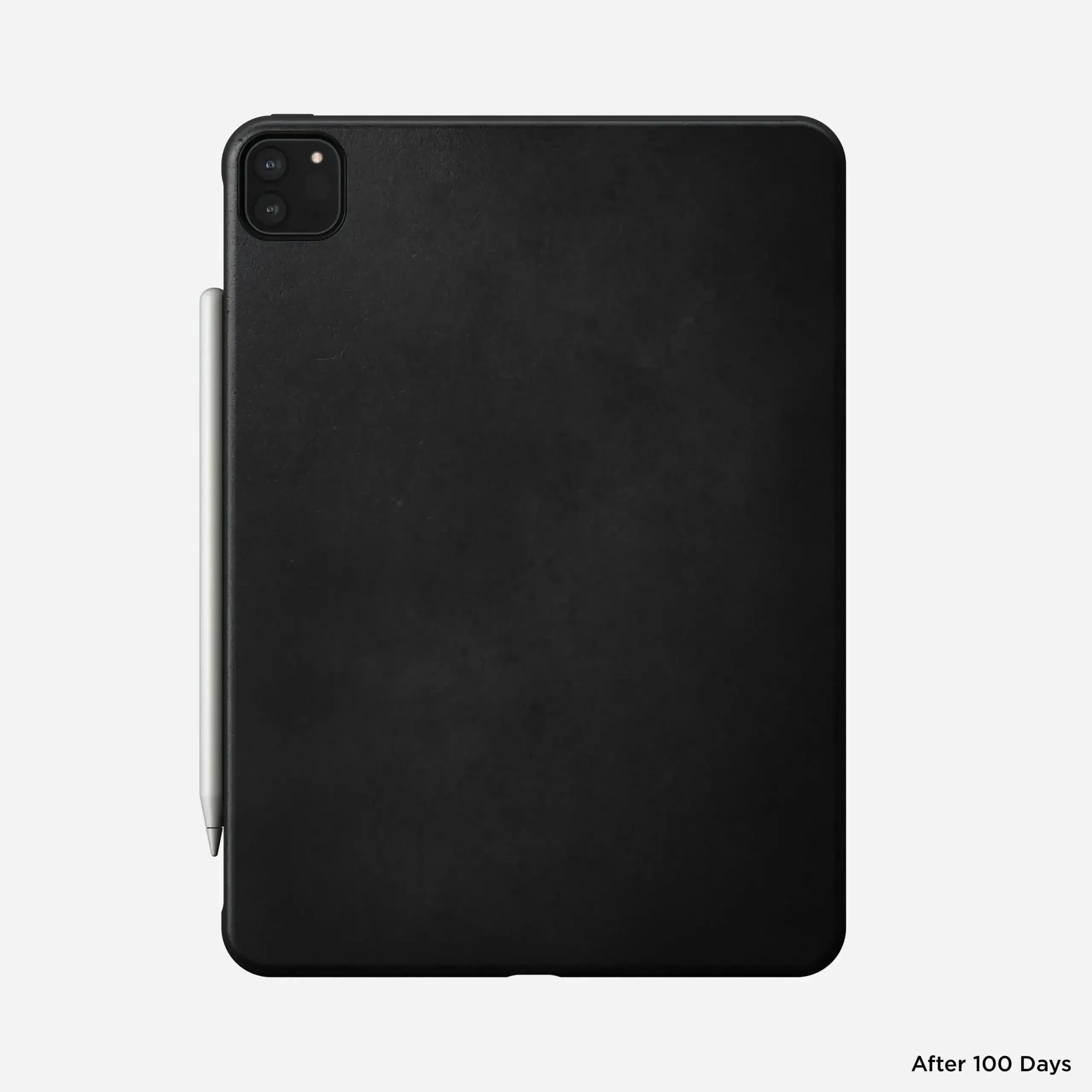 Czarna etui na tablet z rysikiem, minimalistyczny design na białym tle