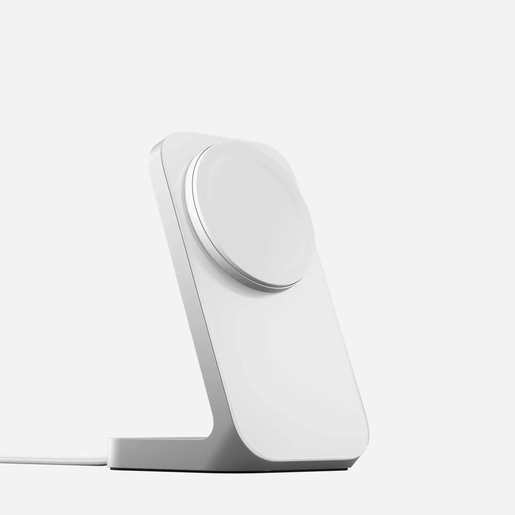 biała stojąca ładowarka indukcyjna MagSafe na tle białego tła