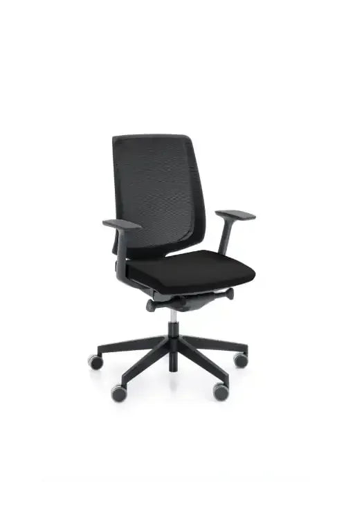 Czarny ergonomiczny fotel biurowy na kółkach, regulowane podłokietniki, siatkowe oparcie.