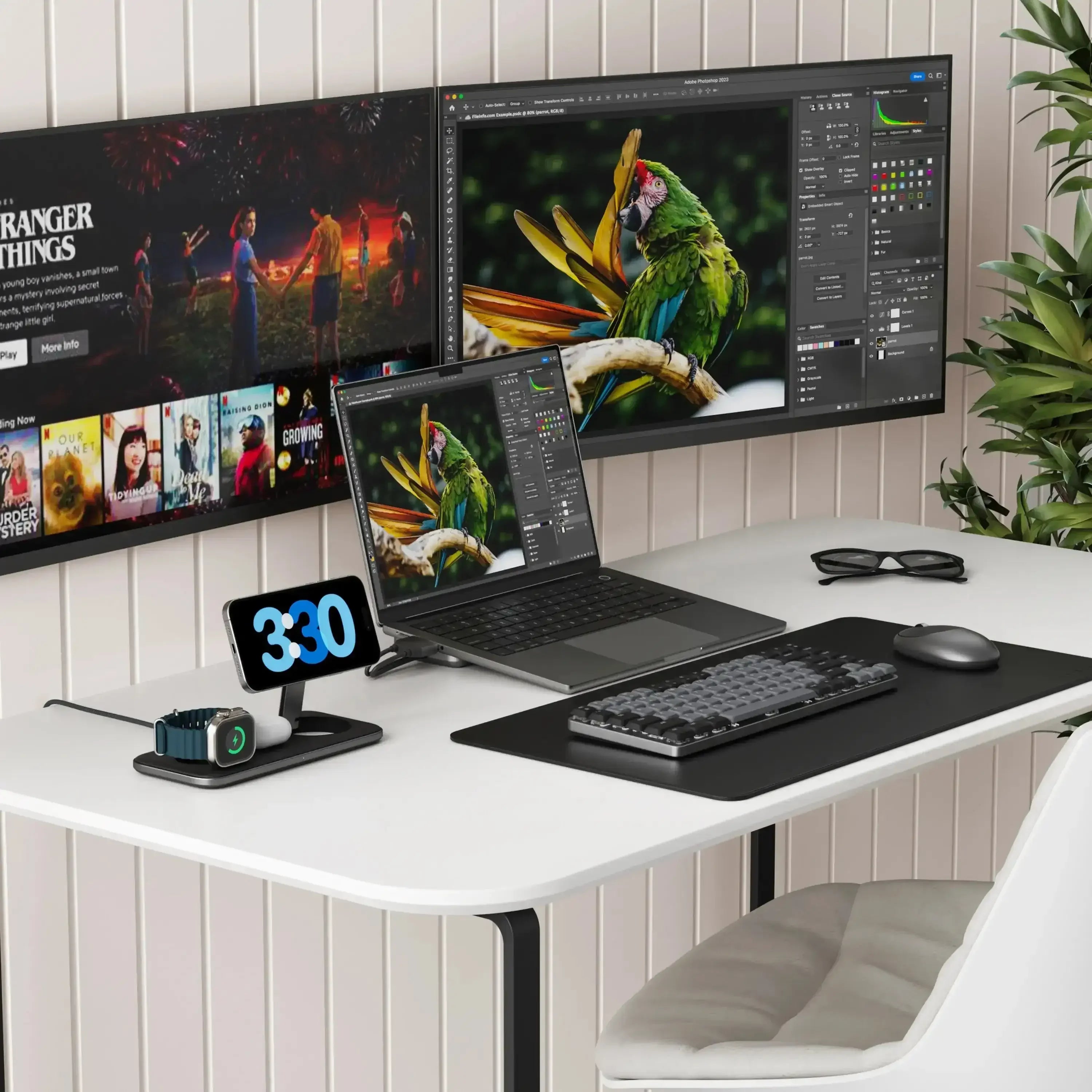 Nowoczesne biurko z klawiaturą mechaniczną, ładowarką bezprzewodową i monitorami