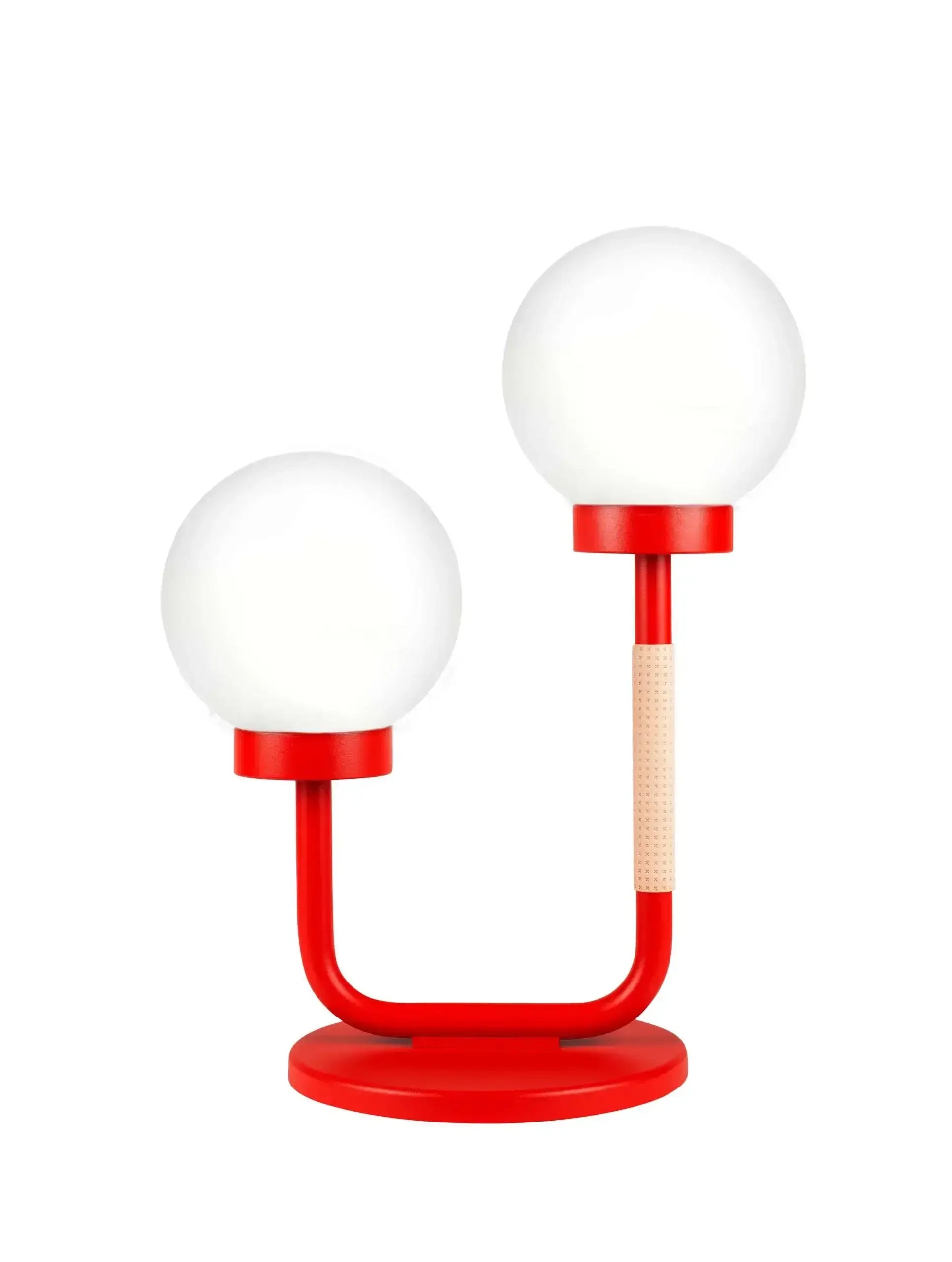 Czerwona designerska lampka biurkowa z dwoma kulistymi kloszami, nowoczesny dodatek do home office.