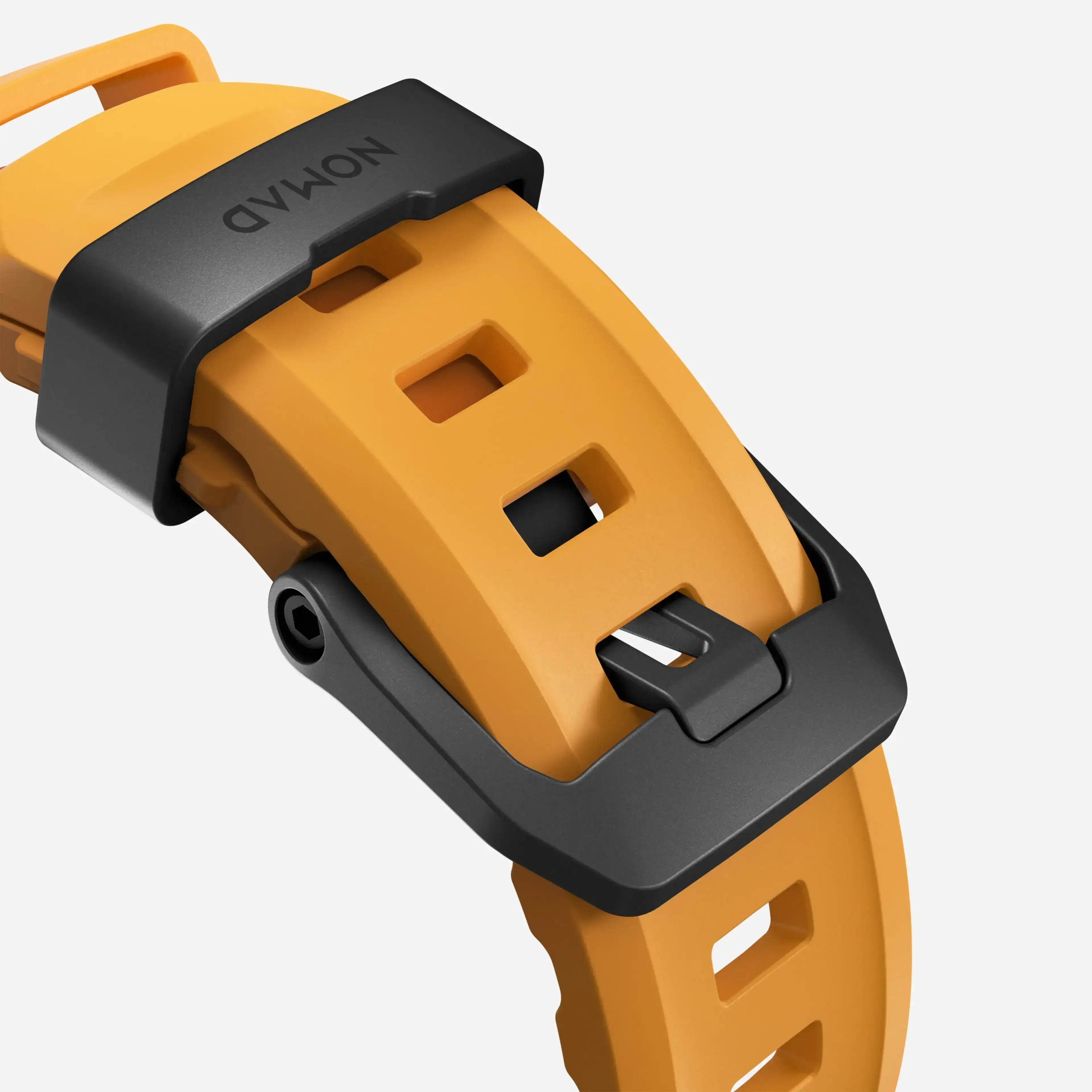 Zbliżenie na żółty silikonowy pasek do zegarka z czarną klamrą, mocowanie sportowe.