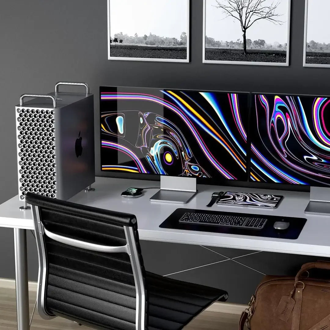 Nowoczesne biurko z dwoma monitorami, klawiaturą mechaniczną, myszką i matą do home office