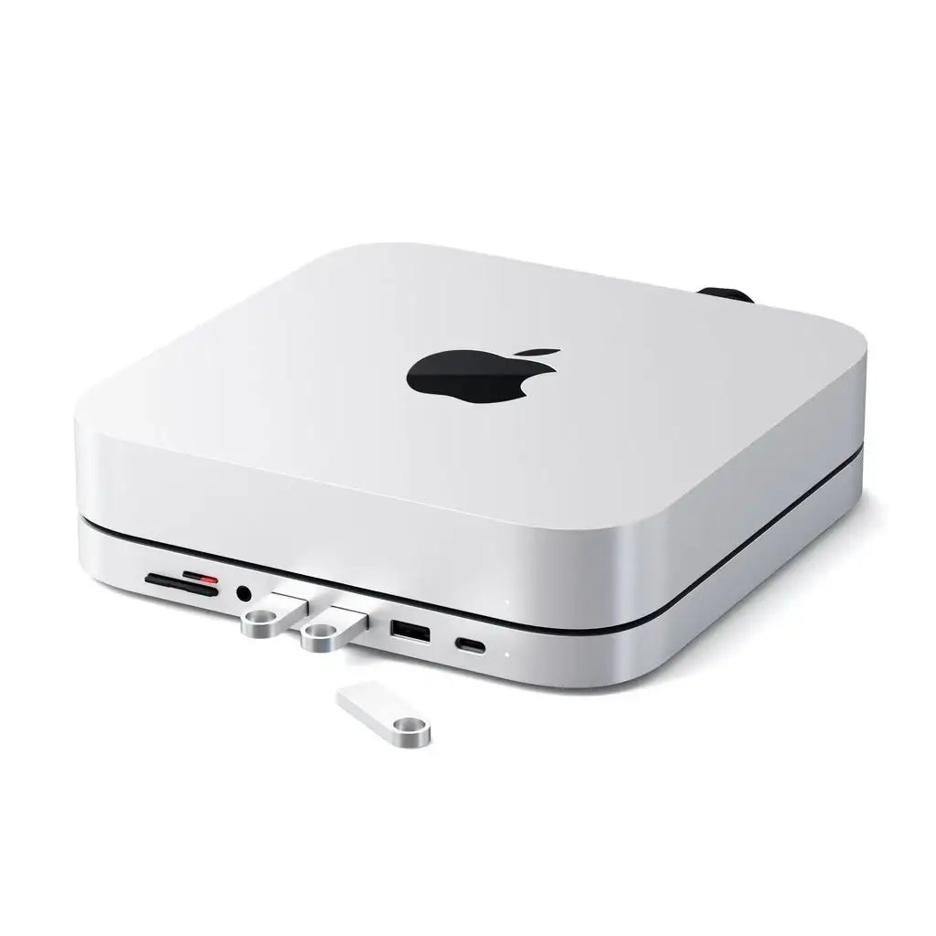 Srebrna aluminiowa podstawka i hub Satechi pod Mac Mini z wieloma portami i dwoma pendrive'ami