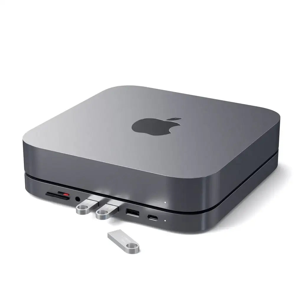 Stalowy szary aluminiowy hub USB typu C ze stojakiem pod Mac Mini z dwoma pendrive'ami na białym tle