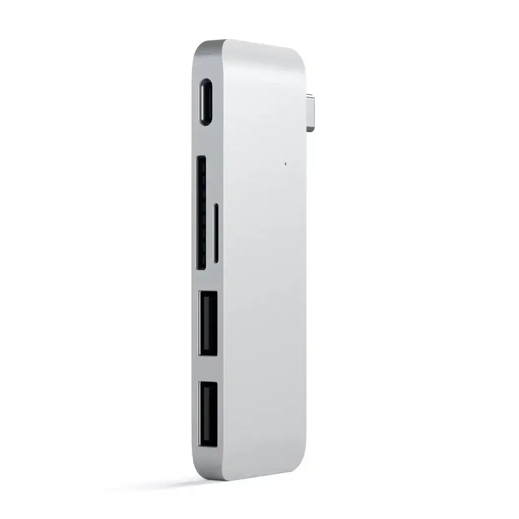 Srebrny hub USB typu C z portami USB, czytnikiem kart SD do biura i home office