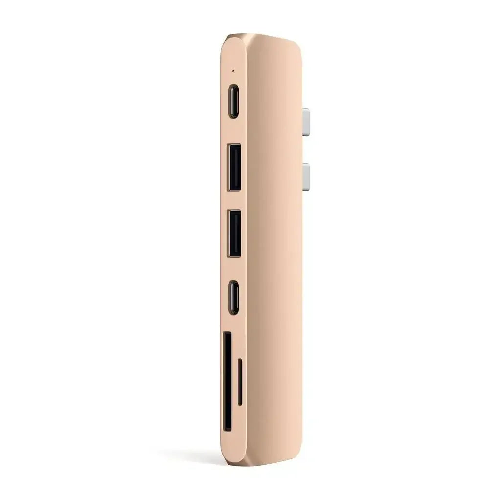 Złoty adapter USB-C z wieloma portami do biura, widok z boku na białym tle