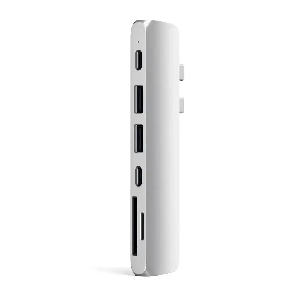 Srebrny adapter USB-C z wieloma portami, idealny do laptopa i biura.
