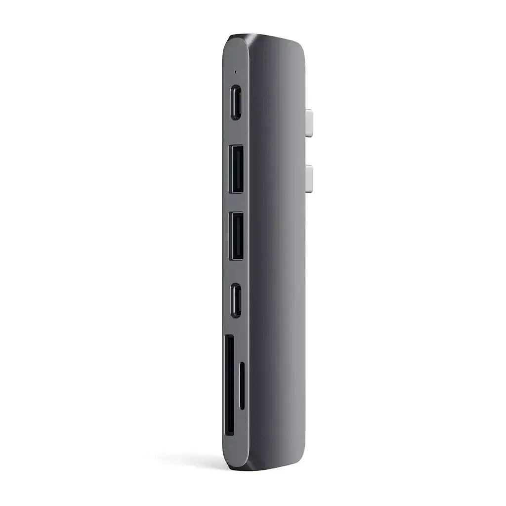 Adapter USB-C hub wieloportowy w kolorze szarym, porty USB, czytnik kart SD.