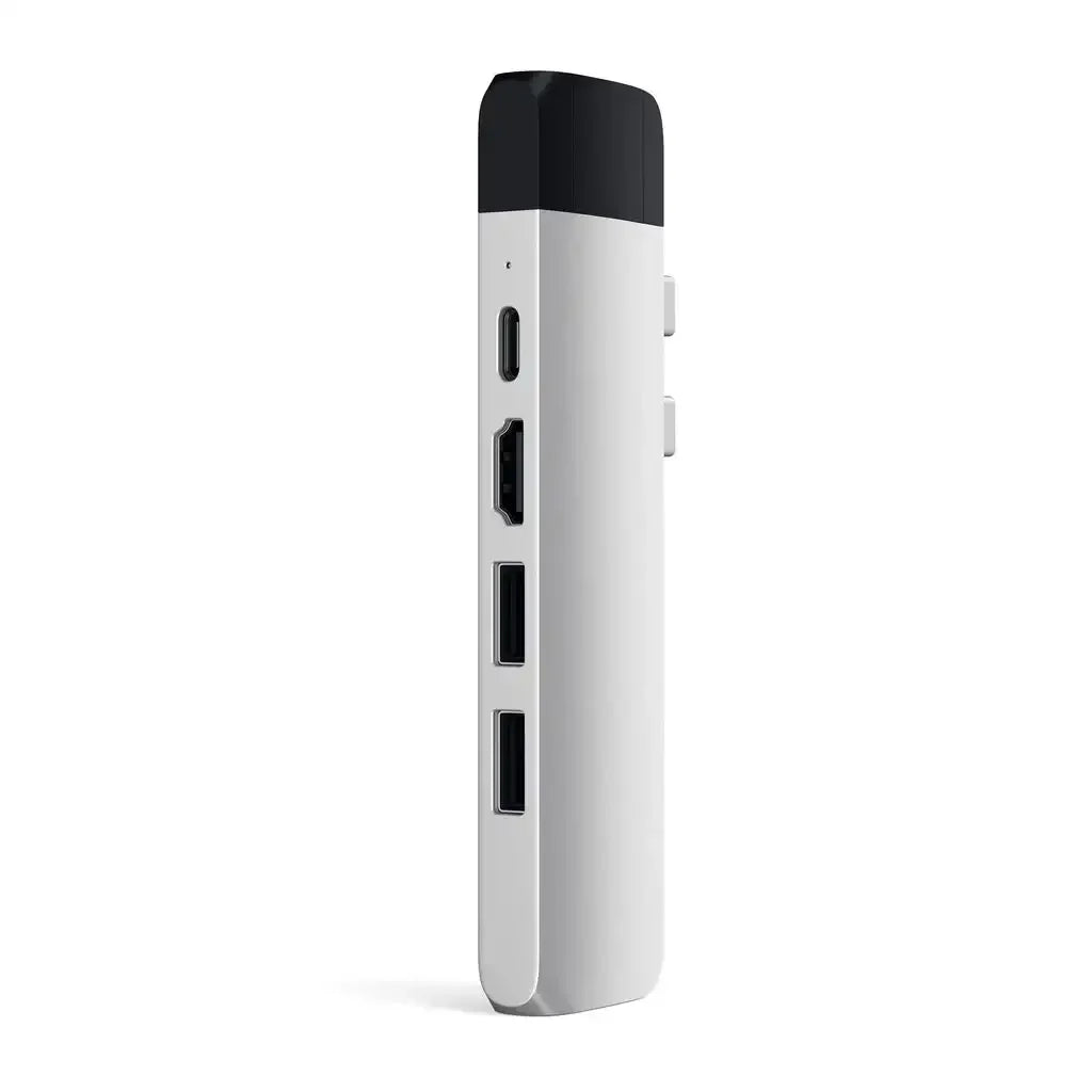 Srebrny adapter USB-C hub z portami HDMI i USB, nowoczesne akcesorium do biura