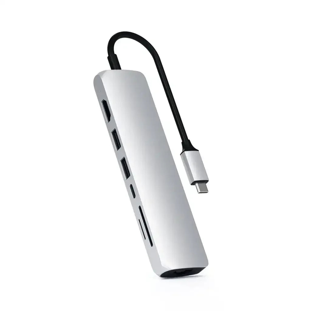 Srebrny adapter wieloportowy USB-C z portem Ethernet, USB, czytnikiem kart, kabel czarny