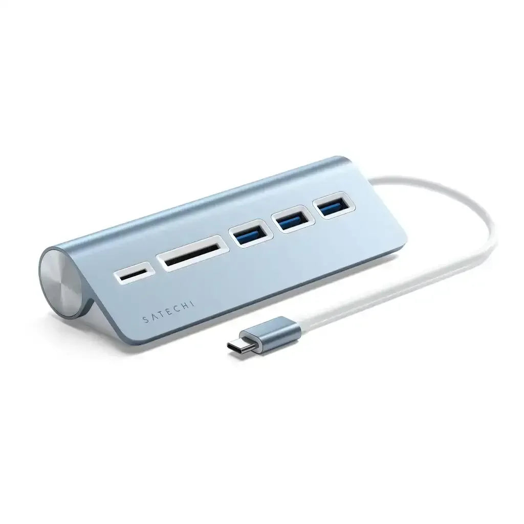 Srebrny hub USB-C do biura, posiada porty USB i czytnik kart, kabel do komputera