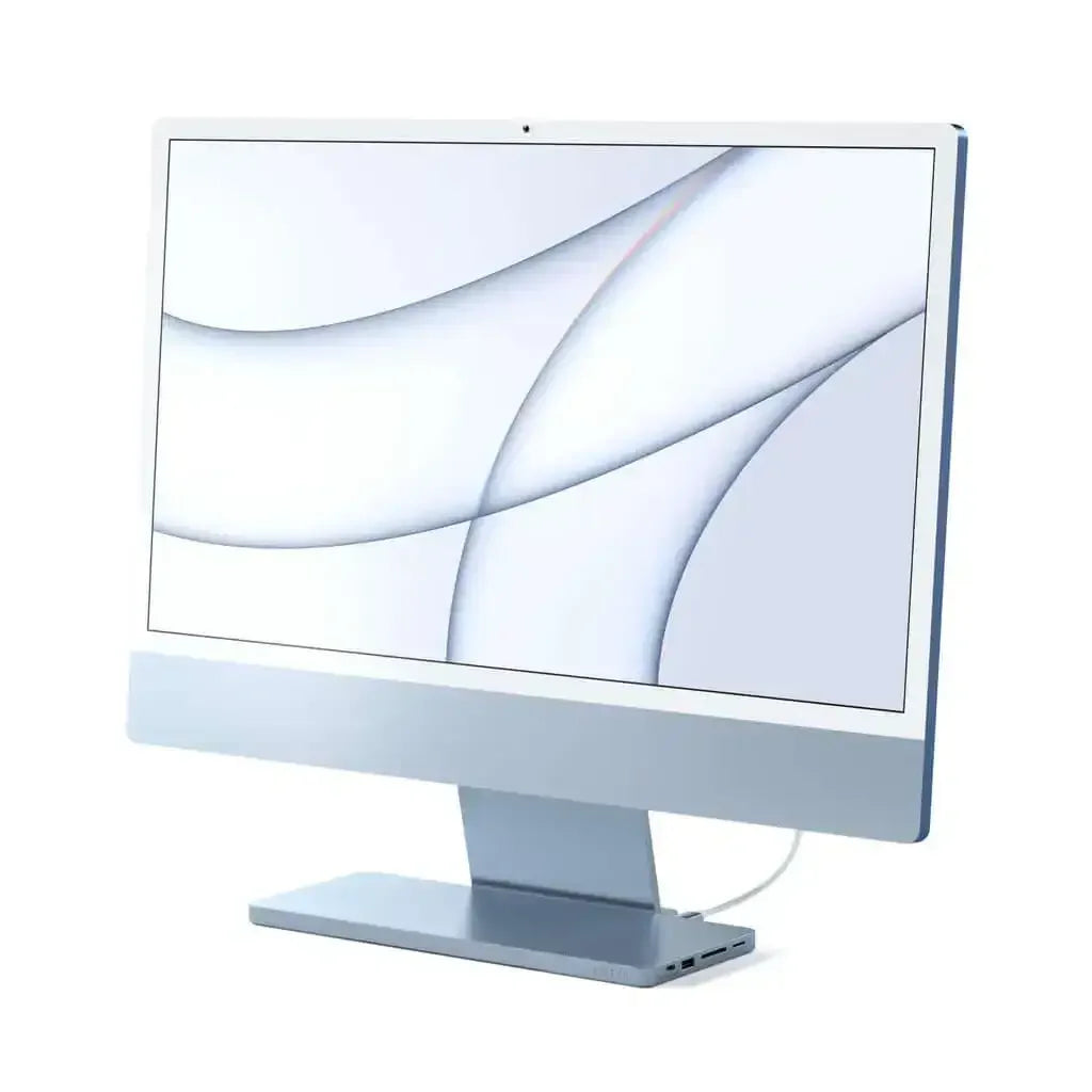 Niebieski iMac 24 cala z podłączoną stacją dokującą USB-C na białym tle, akcesoria biurowe.