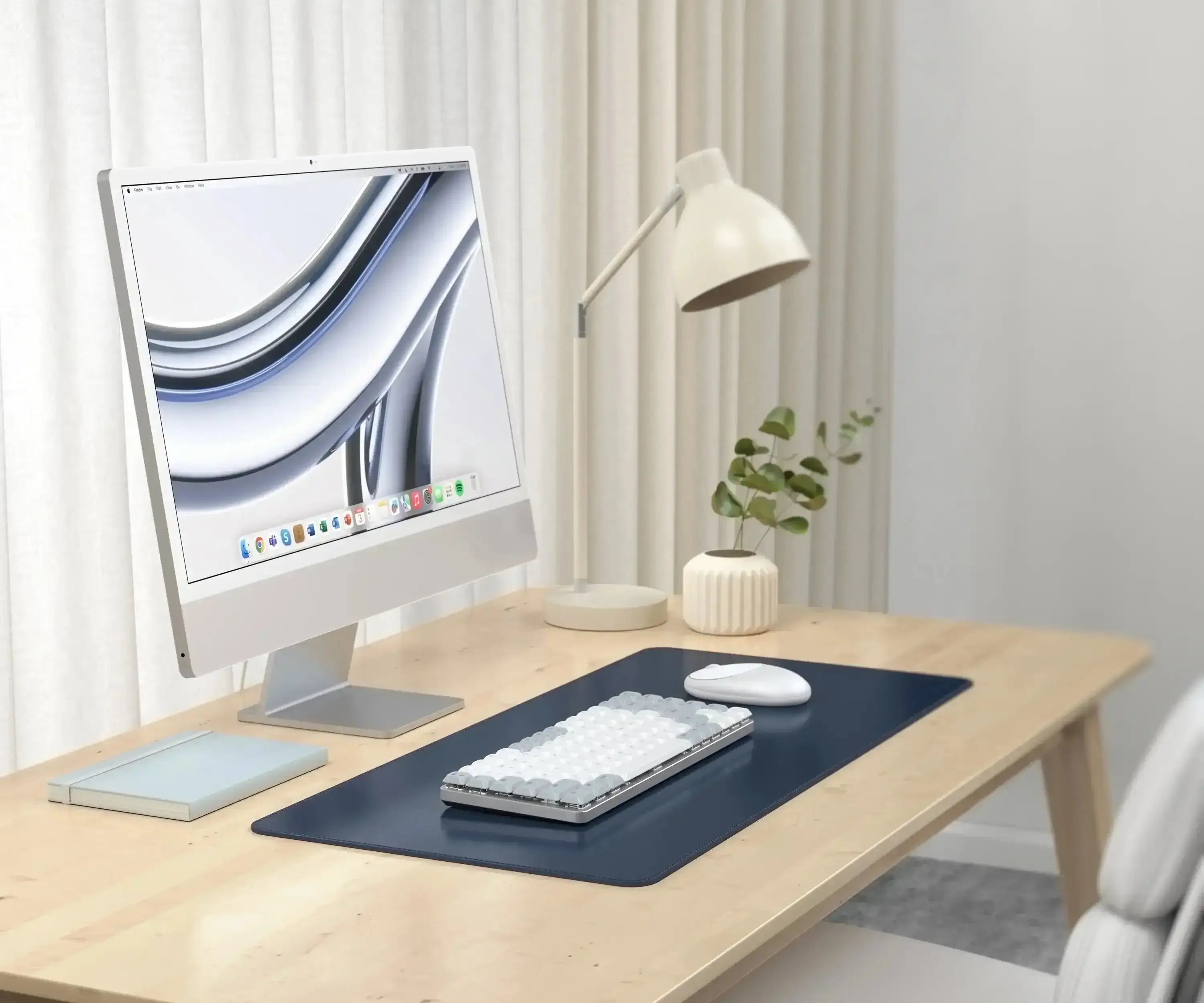 Biurko z matą z wegańskiej skóry, klawiaturą mechaniczną i akcesoriami do home office