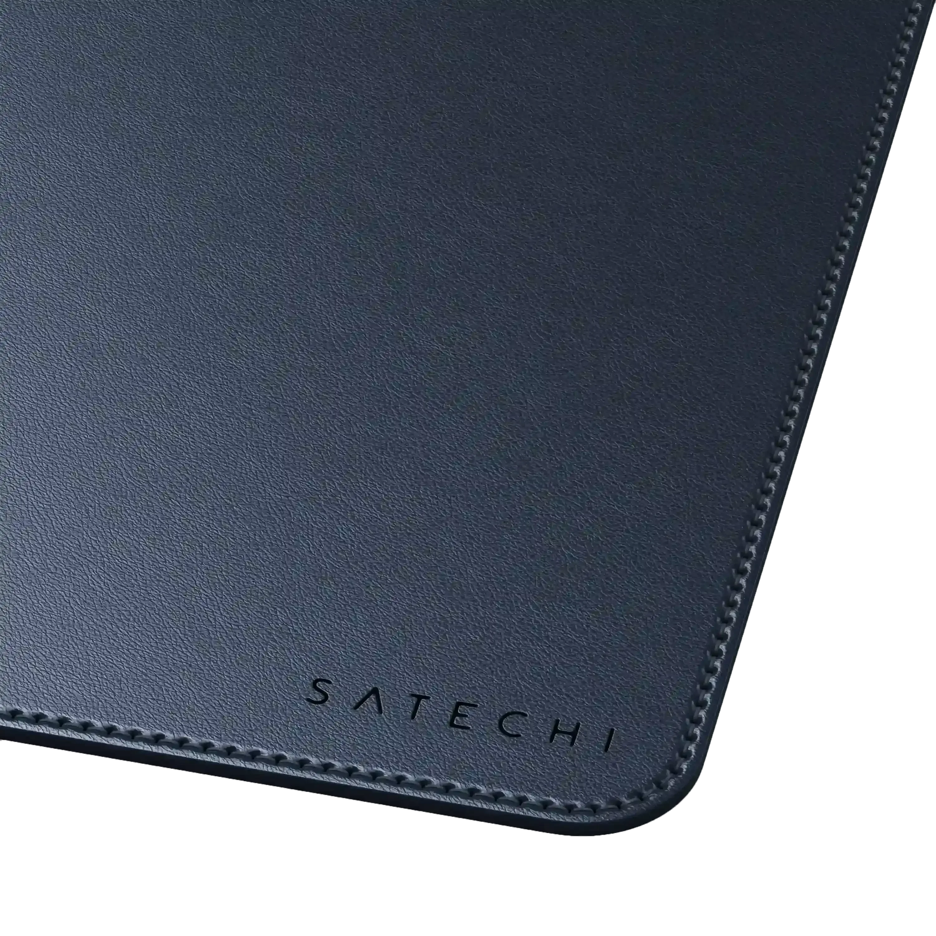 Czarna mata biurkowa z wegańskiej skóry, zaokrąglony róg, widoczne przeszycia i logo Satechi.