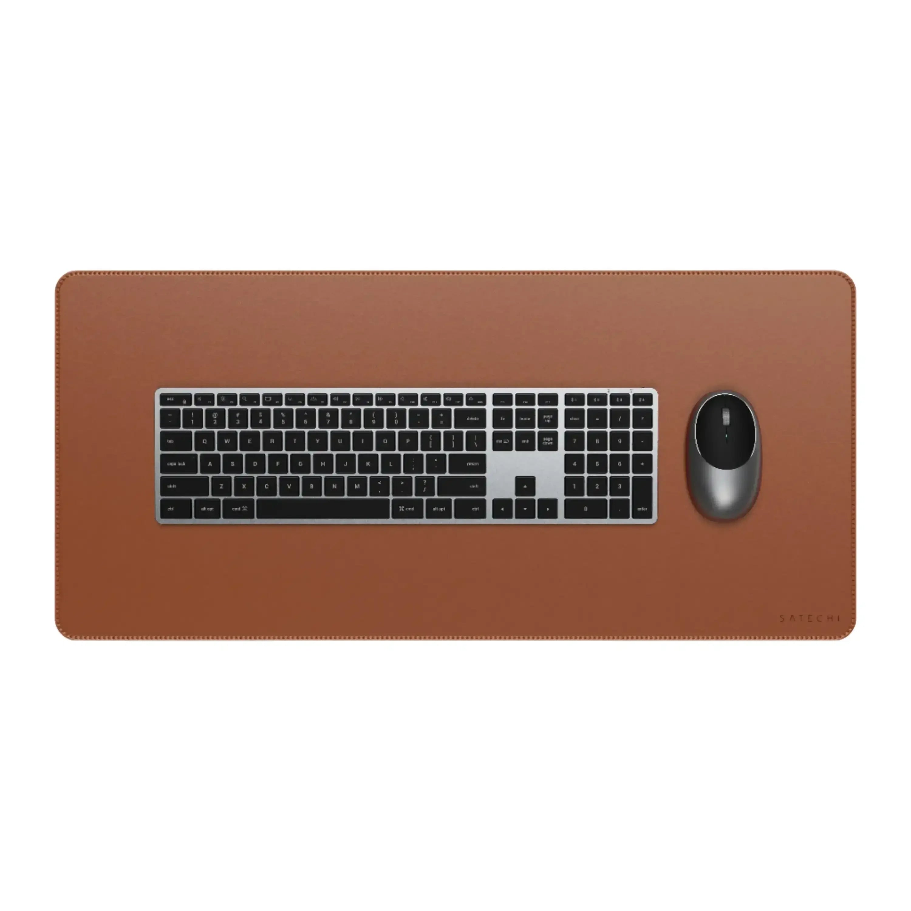 Brązowa, wegańska mata na biurko z klawiaturą i myszką, minimalistyczny desk setup