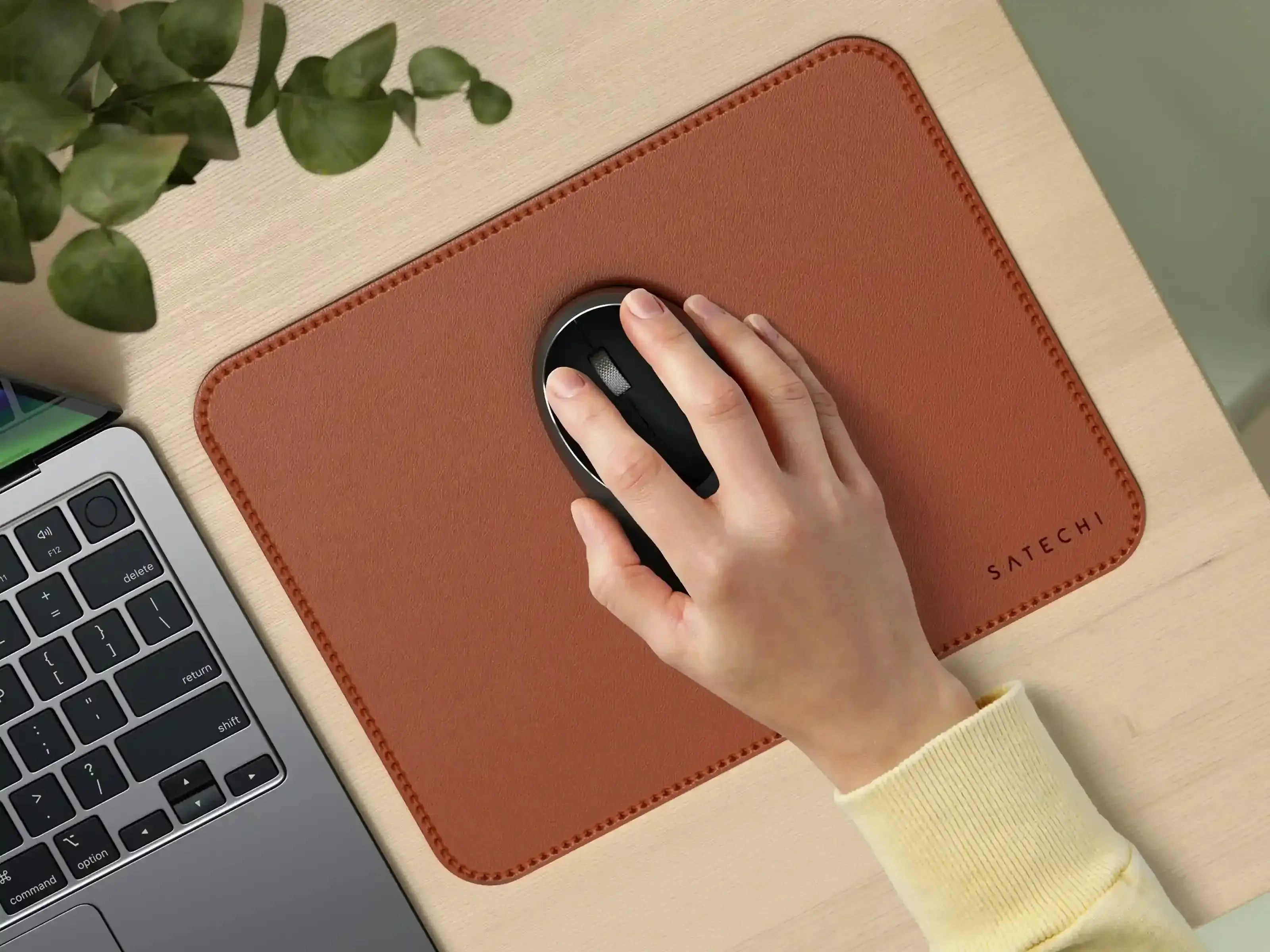 Brązowa podkładka pod mysz z eko skóry na biurku, mysz komputerowa, laptop, home office
