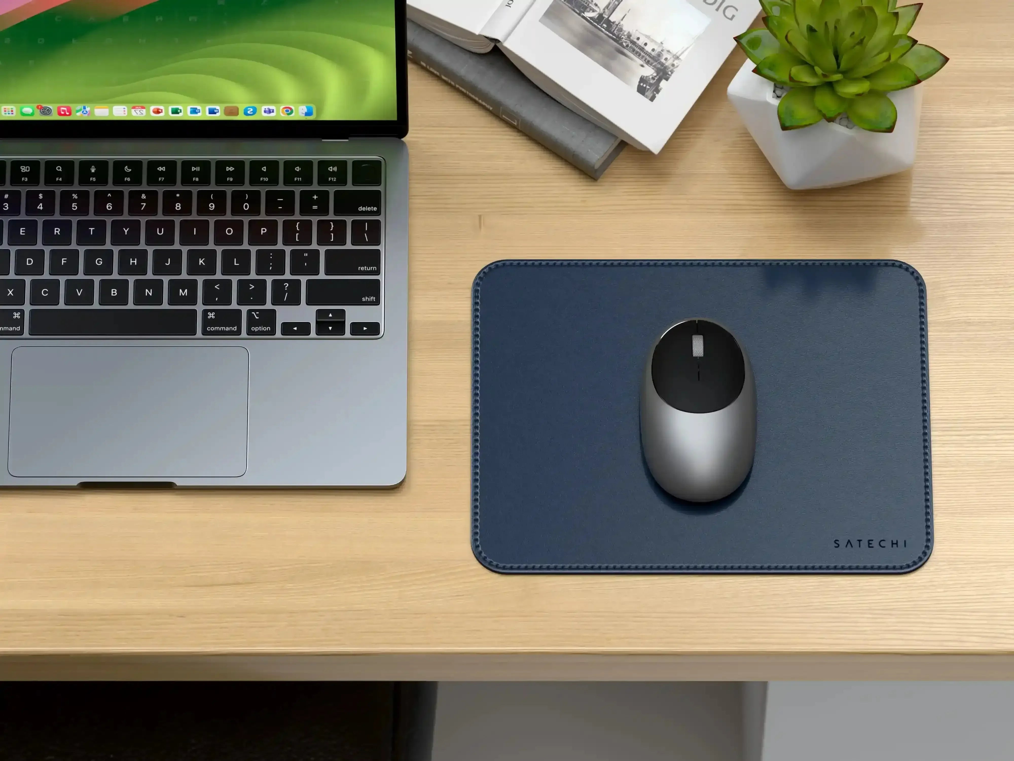 Mata pod mysz z wegańskiej skóry na biurku obok laptopa, myszka i roślina
