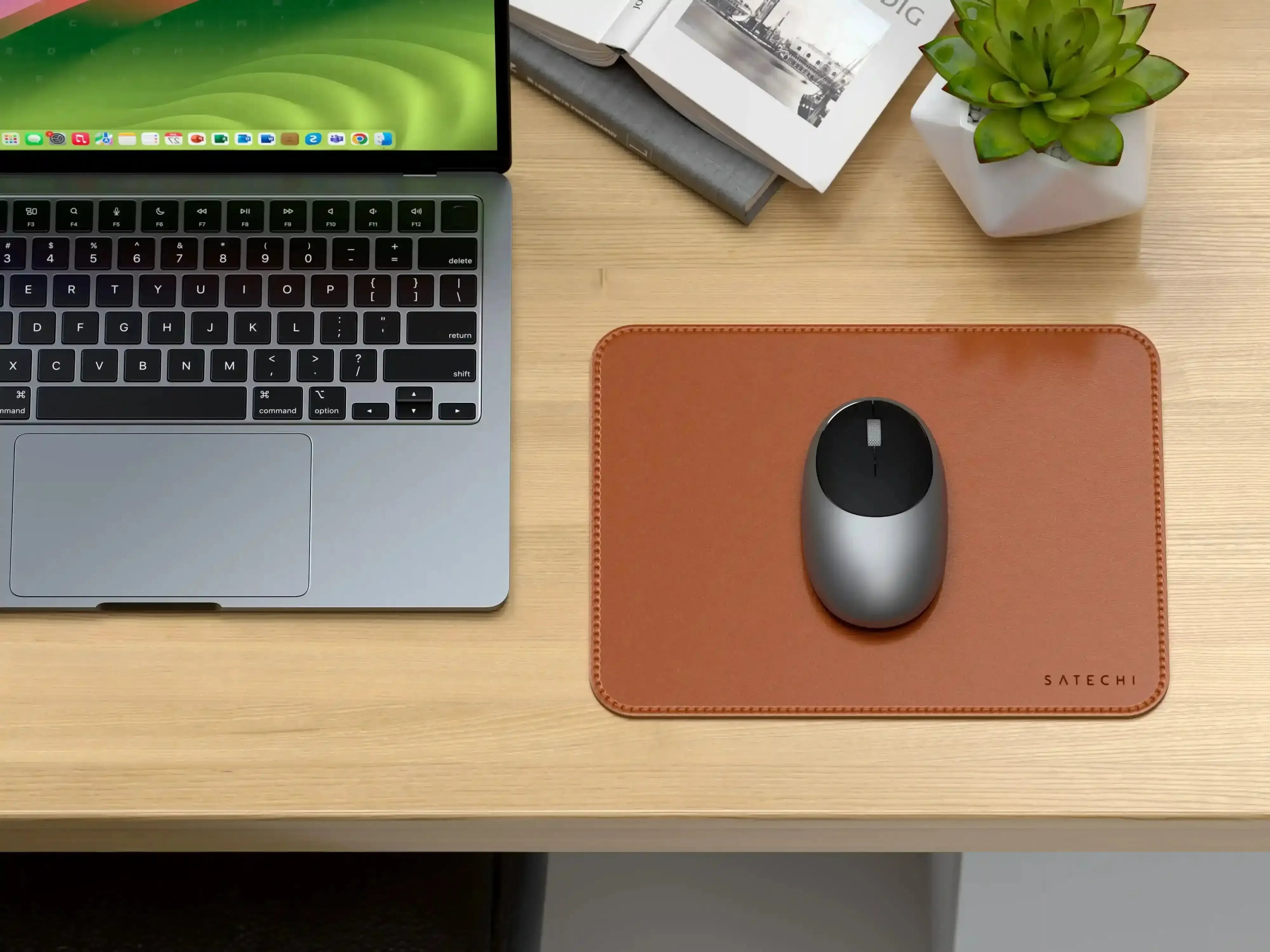 Brązowa mata pod mysz ze skóry wegańskiej, nowoczesne biurko, laptop, roślina, akcesoria biurowe