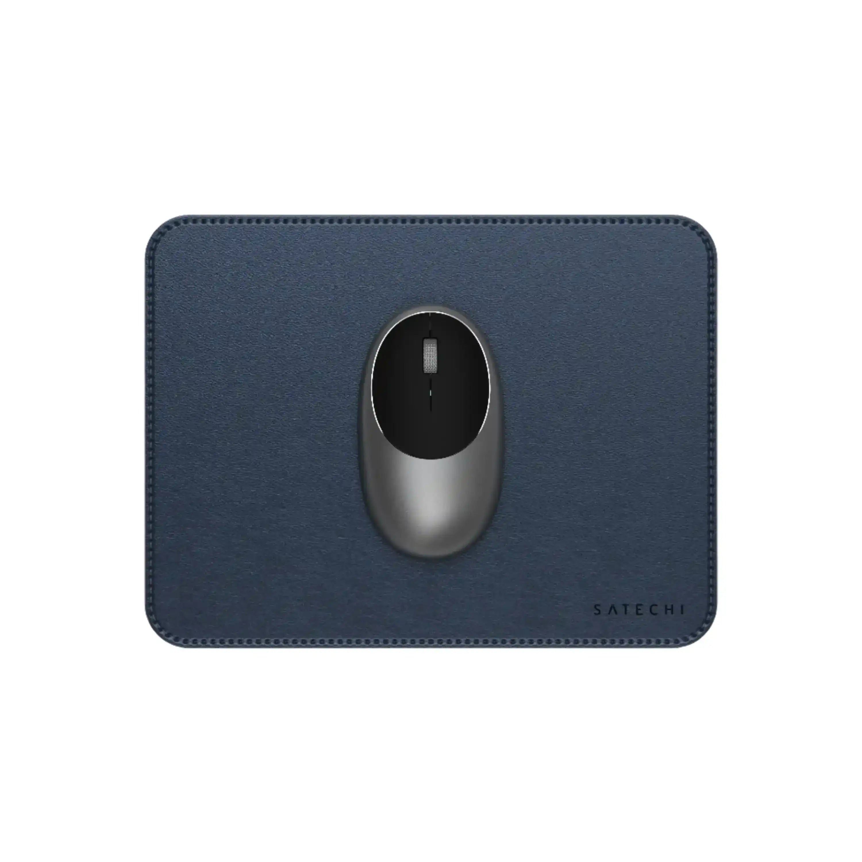 Granatowa podkładka pod mysz z ekoskóry, na środku ciemnoszara mysz komputerowa.