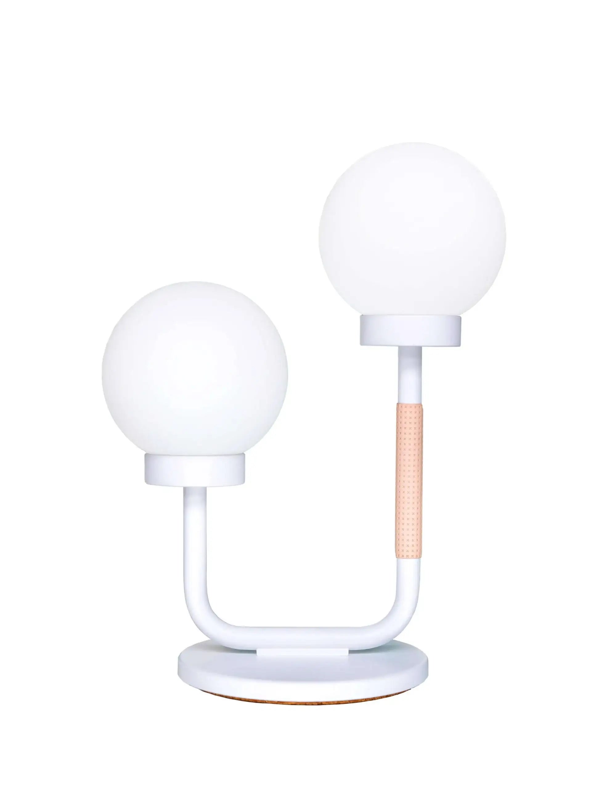 biała nowoczesna lampa stołowa z dwoma kulistymi kloszami na białym tle