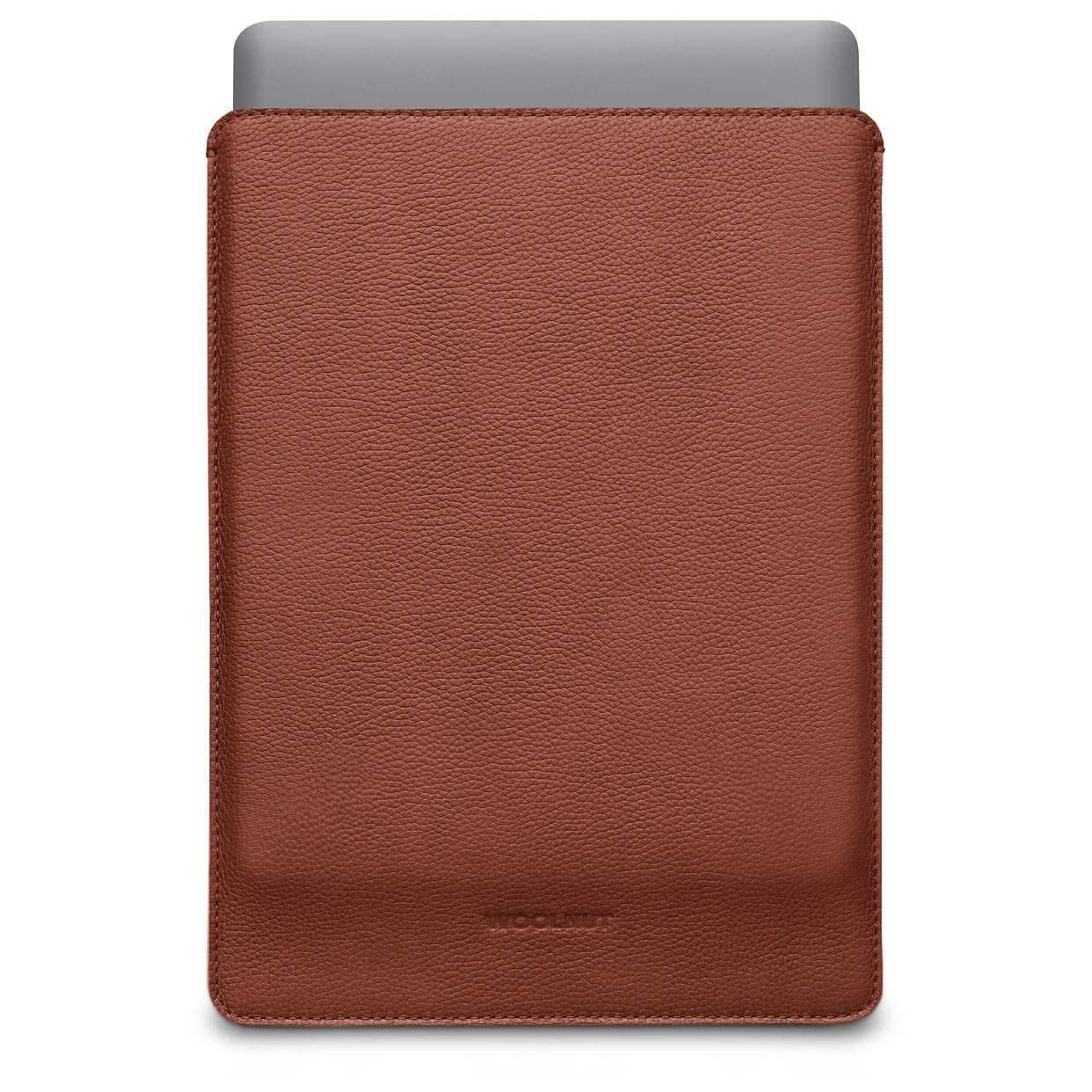 Skórzane etui na laptopa 13 cali w kolorze koniakowym, laptop w środku