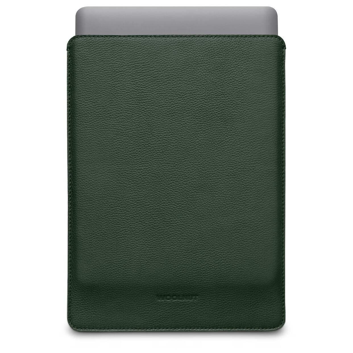 Ciemnozielone etui skórzane na MacBooka 13 cali, idealne do ochrony laptopa w biurze.