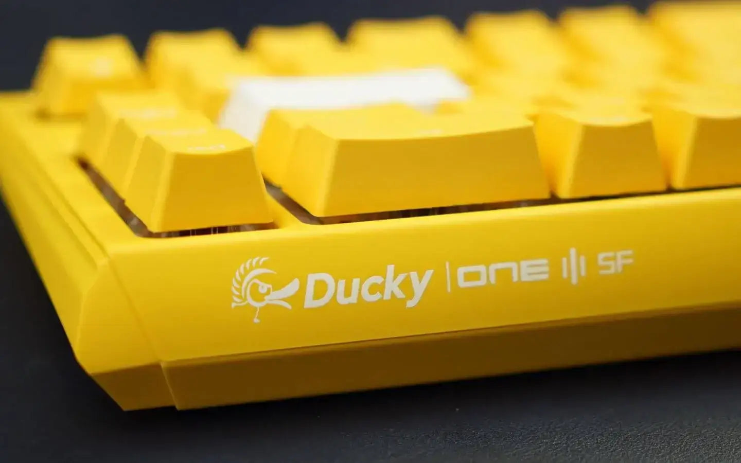 Żółta klawiatura mechaniczna Ducky One SF na czarnym tle, z wyraźnym logo producenta
