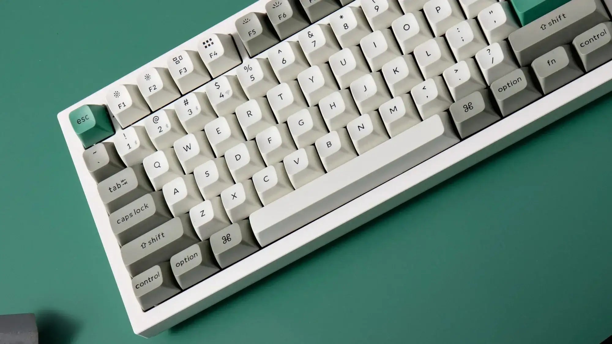 Klawiatura mechaniczna z dwukolorowymi keycaps Q-Max, biało-szare klawisze i zielony klawisz ESC na zielonym tle